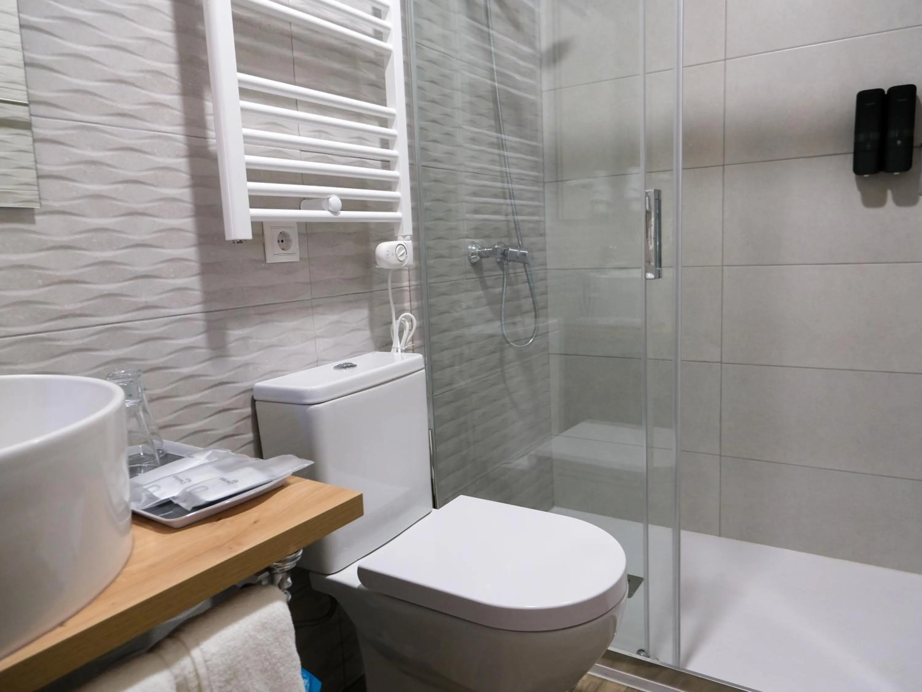 Shower in Alianza Suites