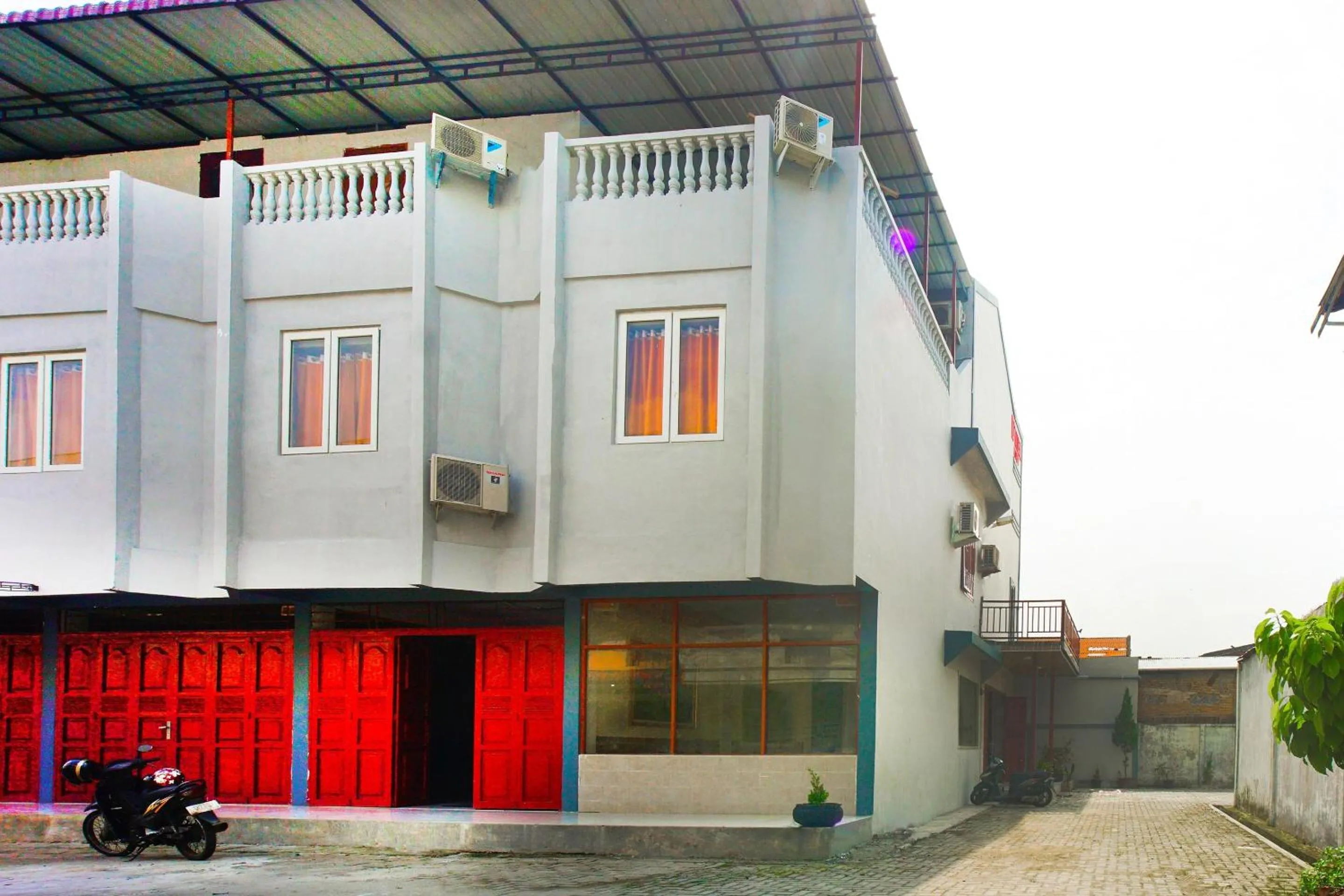 Facade/entrance in OYO 93066 D'niel Homestay Syariah