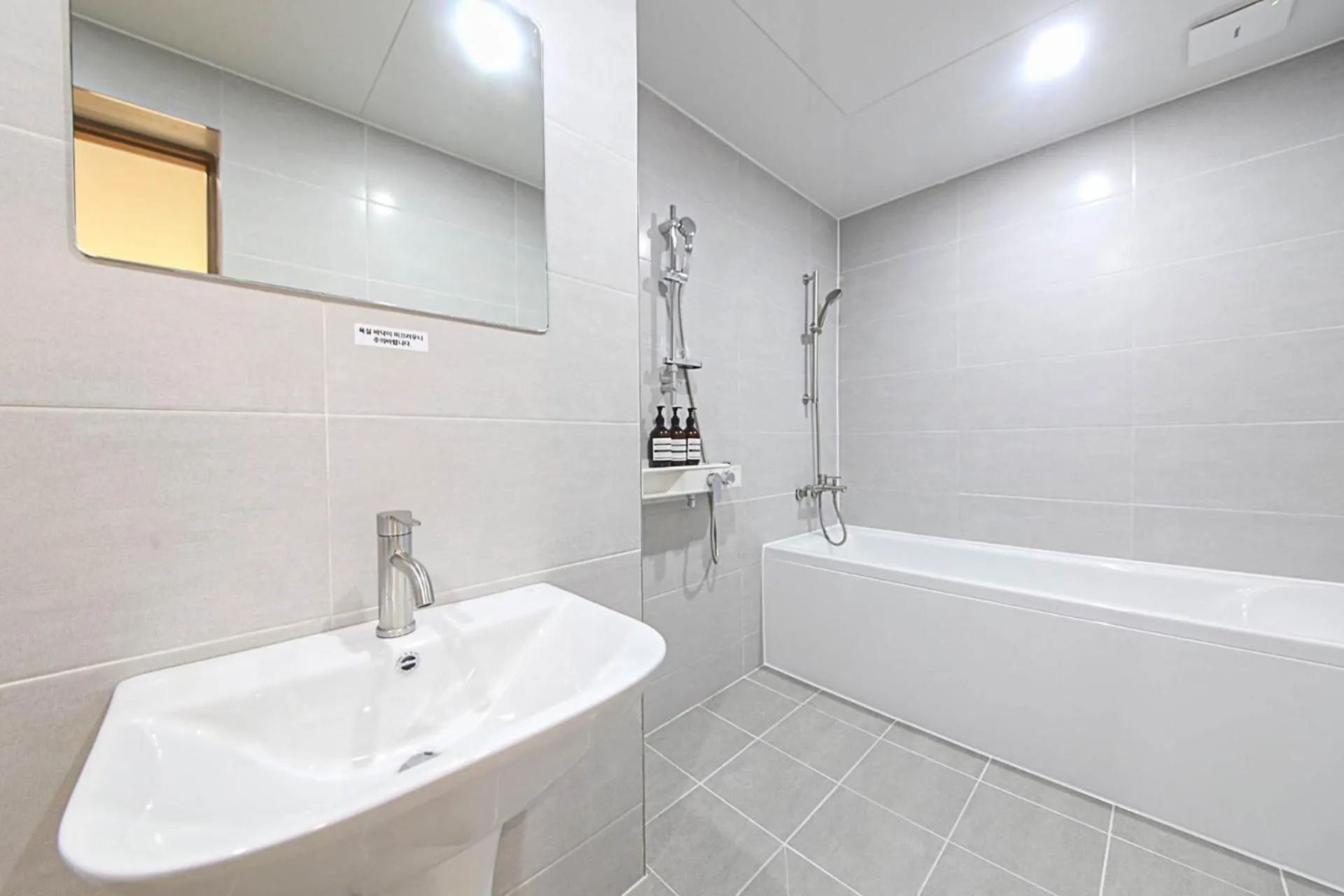 Shower in Busan Seomyeon Broa Hotel