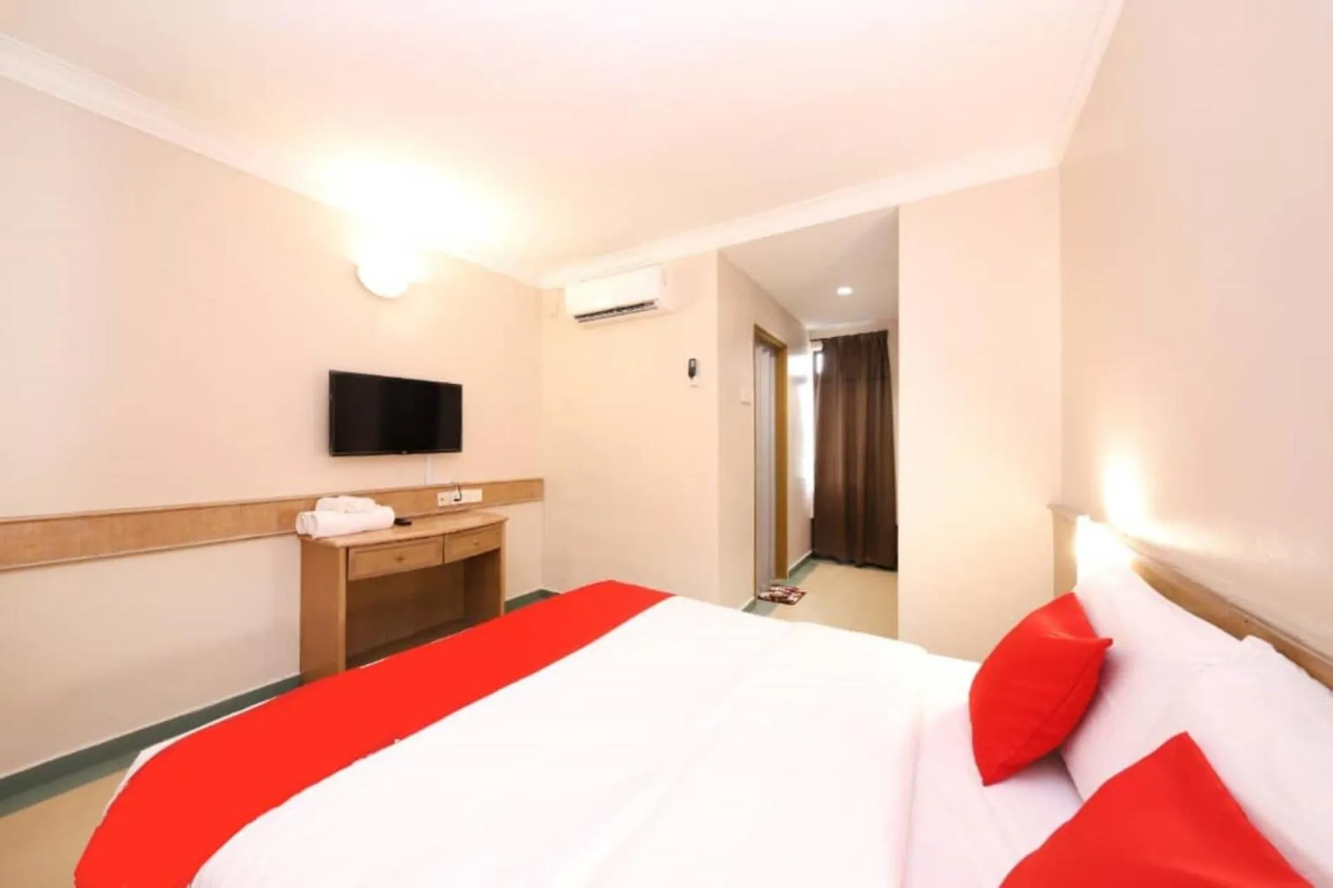 View (from property/room), Bed in Famous Inn Hotel