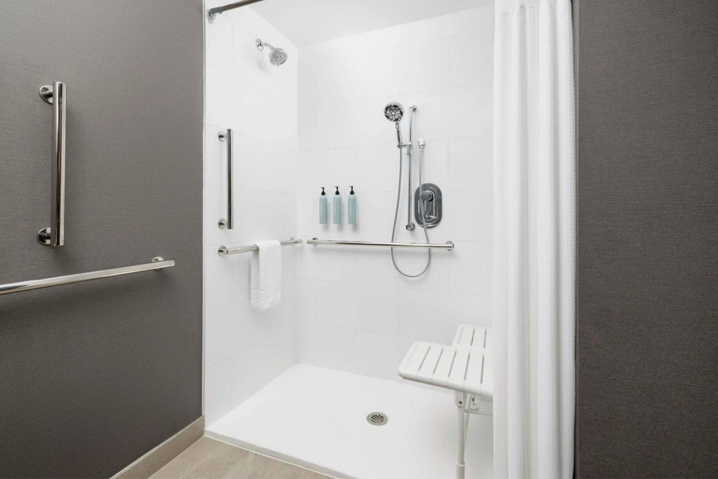 Bathroom in Courtyard by Marriott New Castle