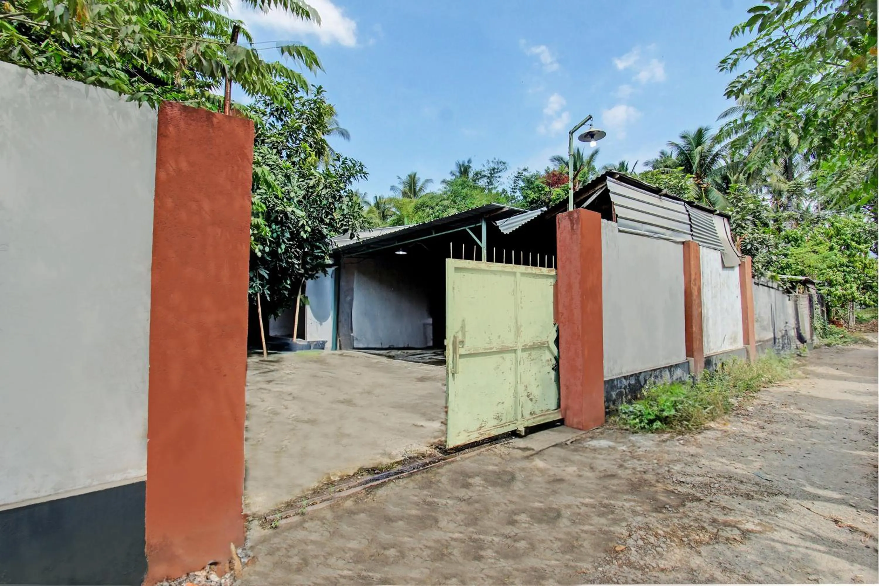 Facade/entrance in OYO Life 93058 Kos Subur