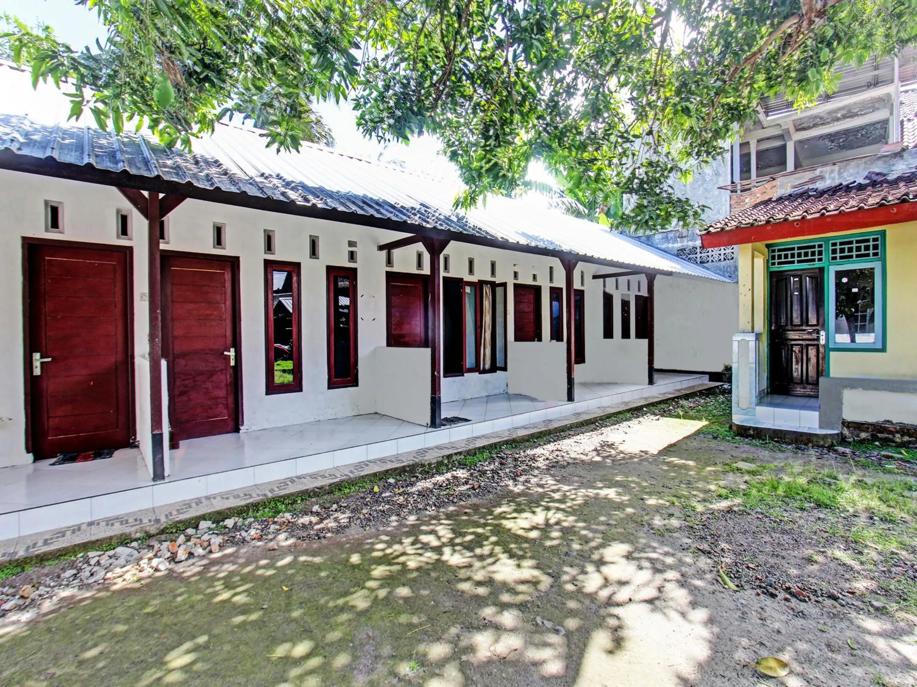 Facade/entrance in OYO Life 92853 Kost 999