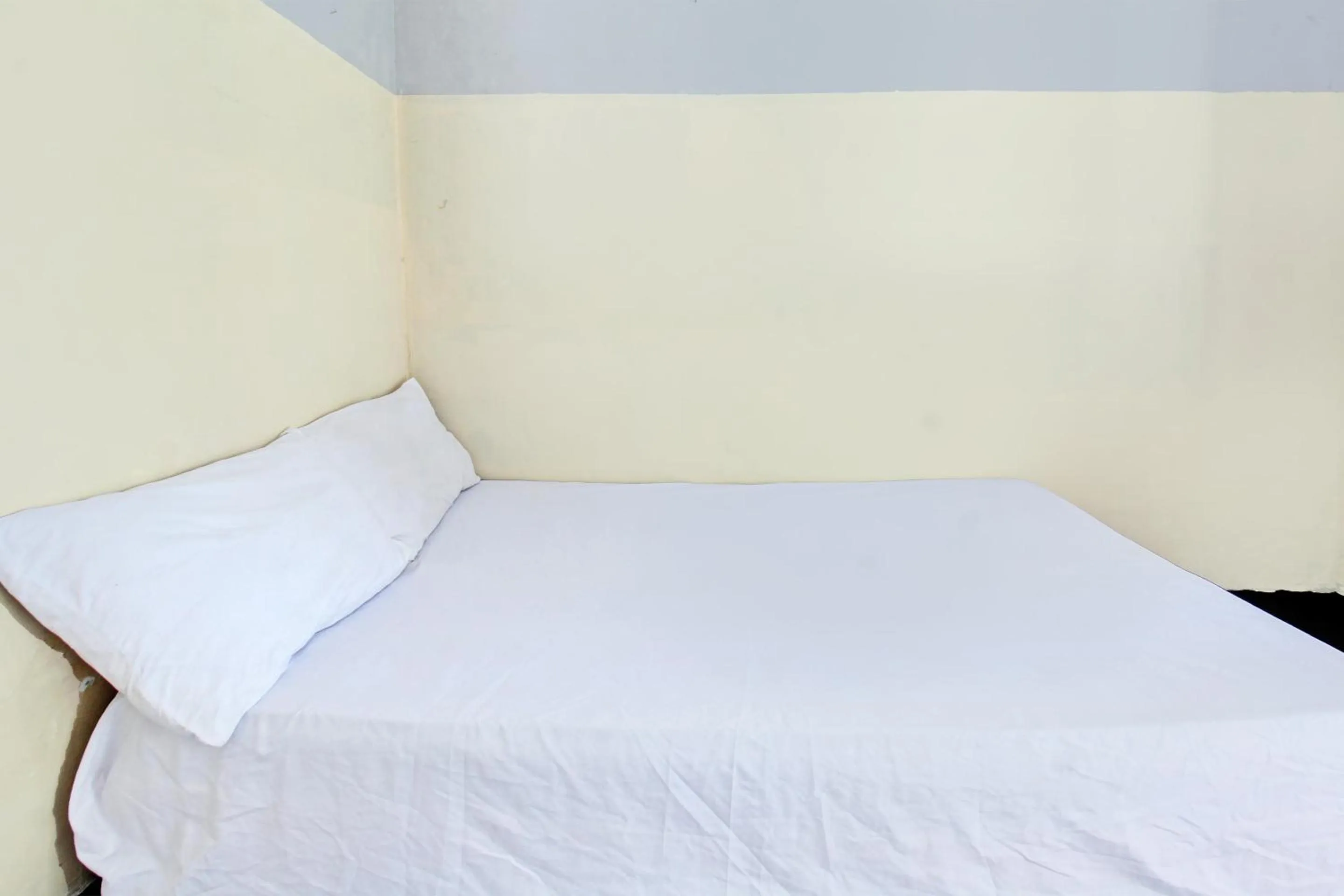 Bedroom in OYO Life 92853 Kost 999