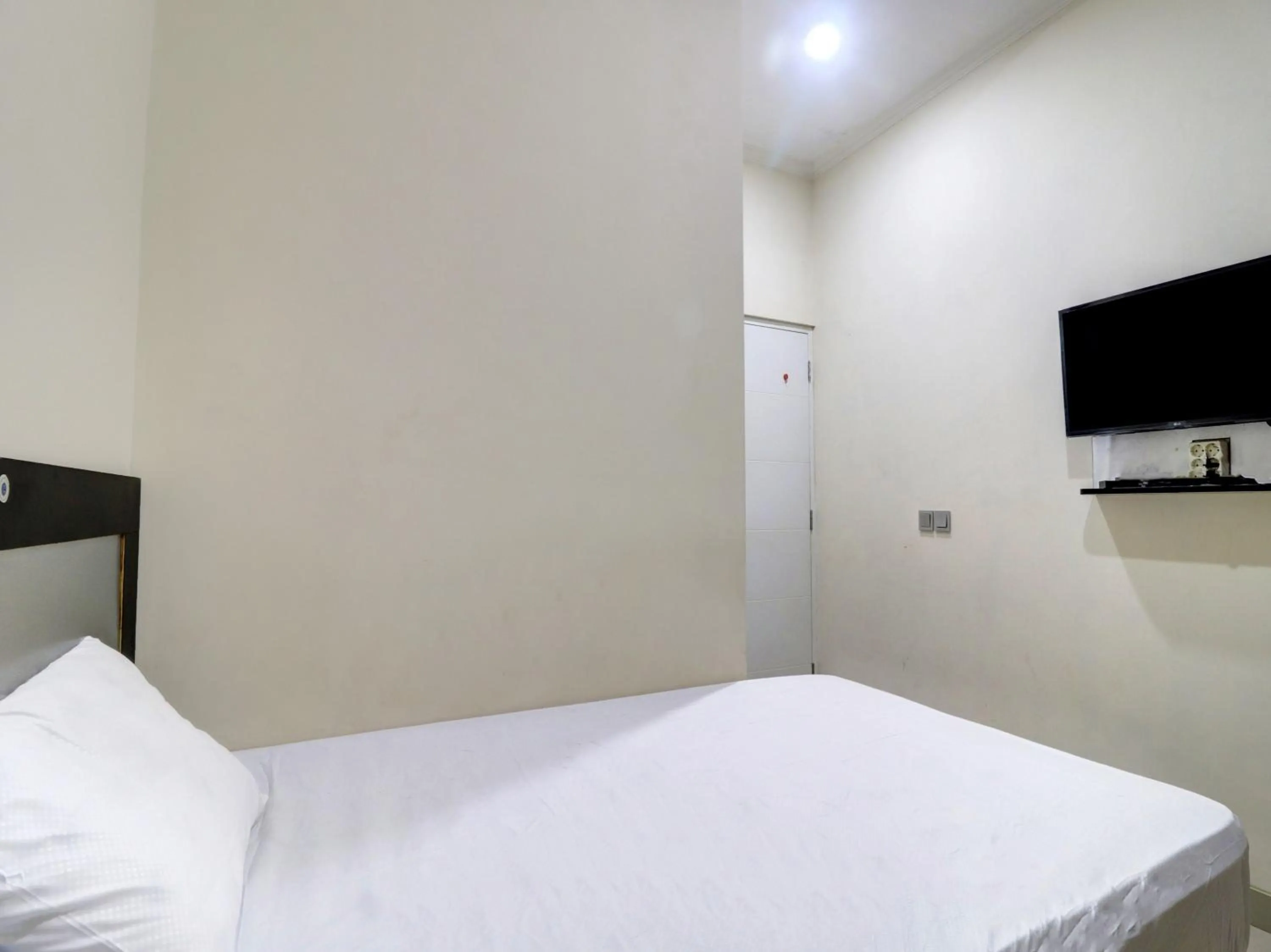 Bedroom, Bed in OYO Life 92707 D-akomiba Residence