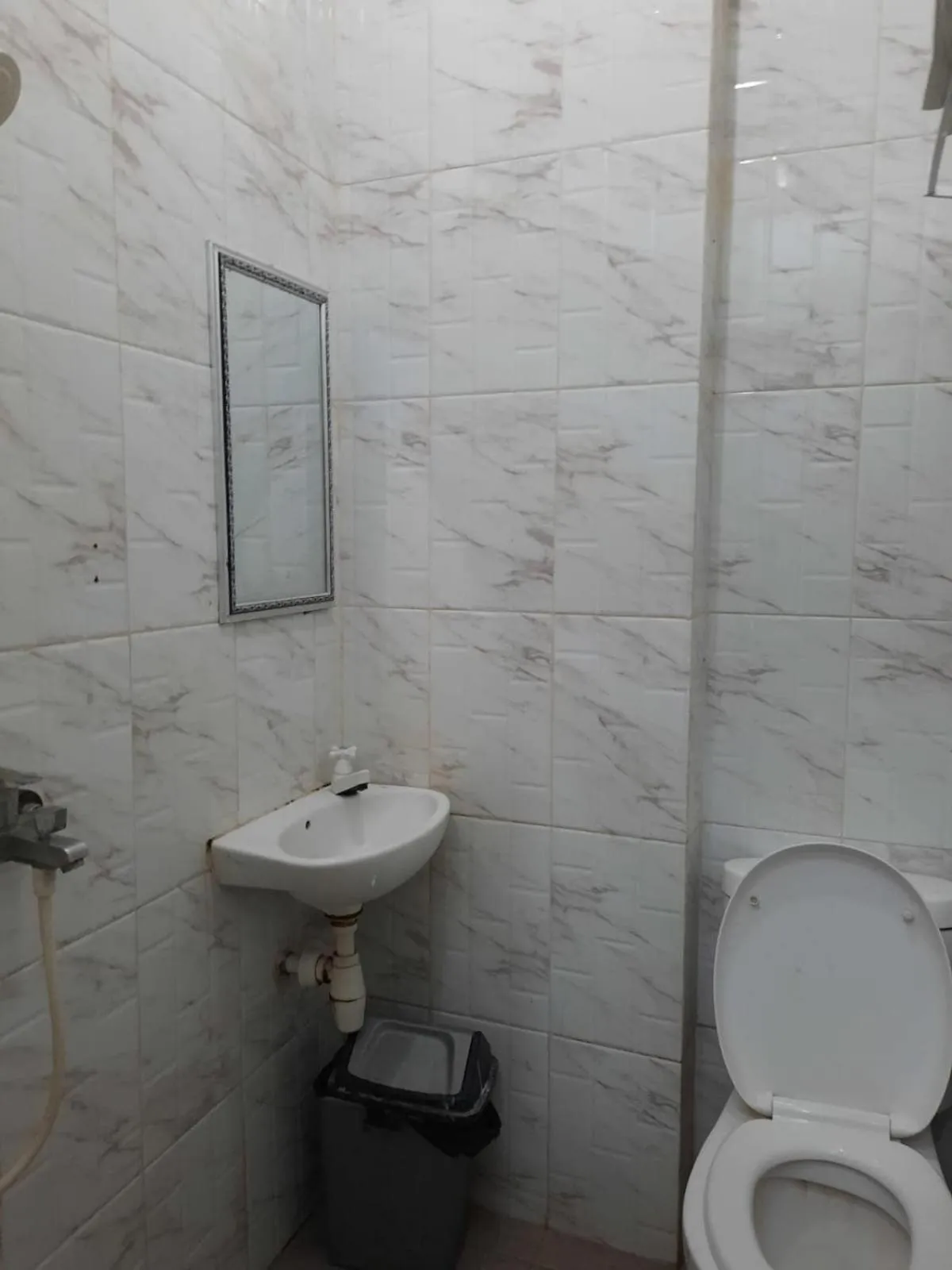 Bathroom in OYO Life 92883 Kost Ratana Cengkareng Syariah