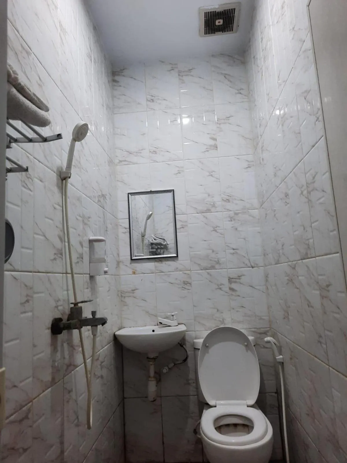Bathroom in OYO Life 92883 Kost Ratana Cengkareng Syariah