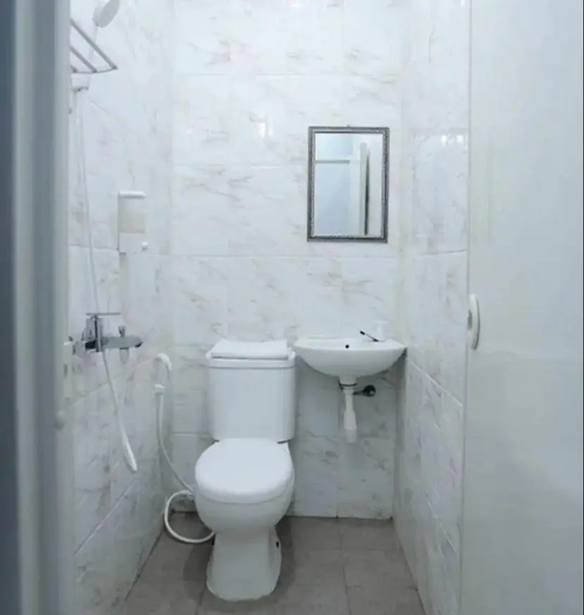 Bathroom in OYO Life 92883 Kost Ratana Cengkareng Syariah