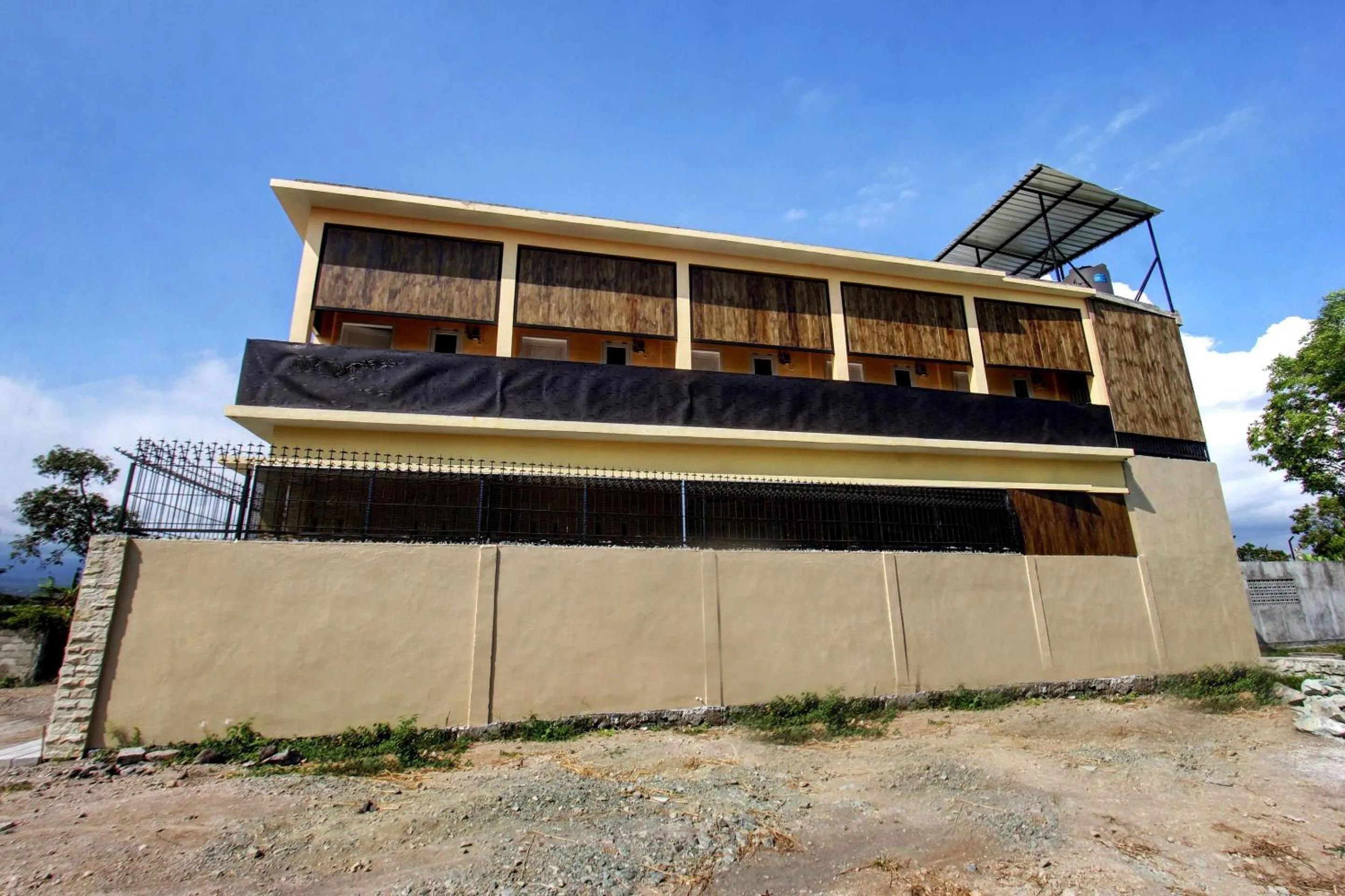 Facade/entrance in OYO Life 92769 Janigo Kos