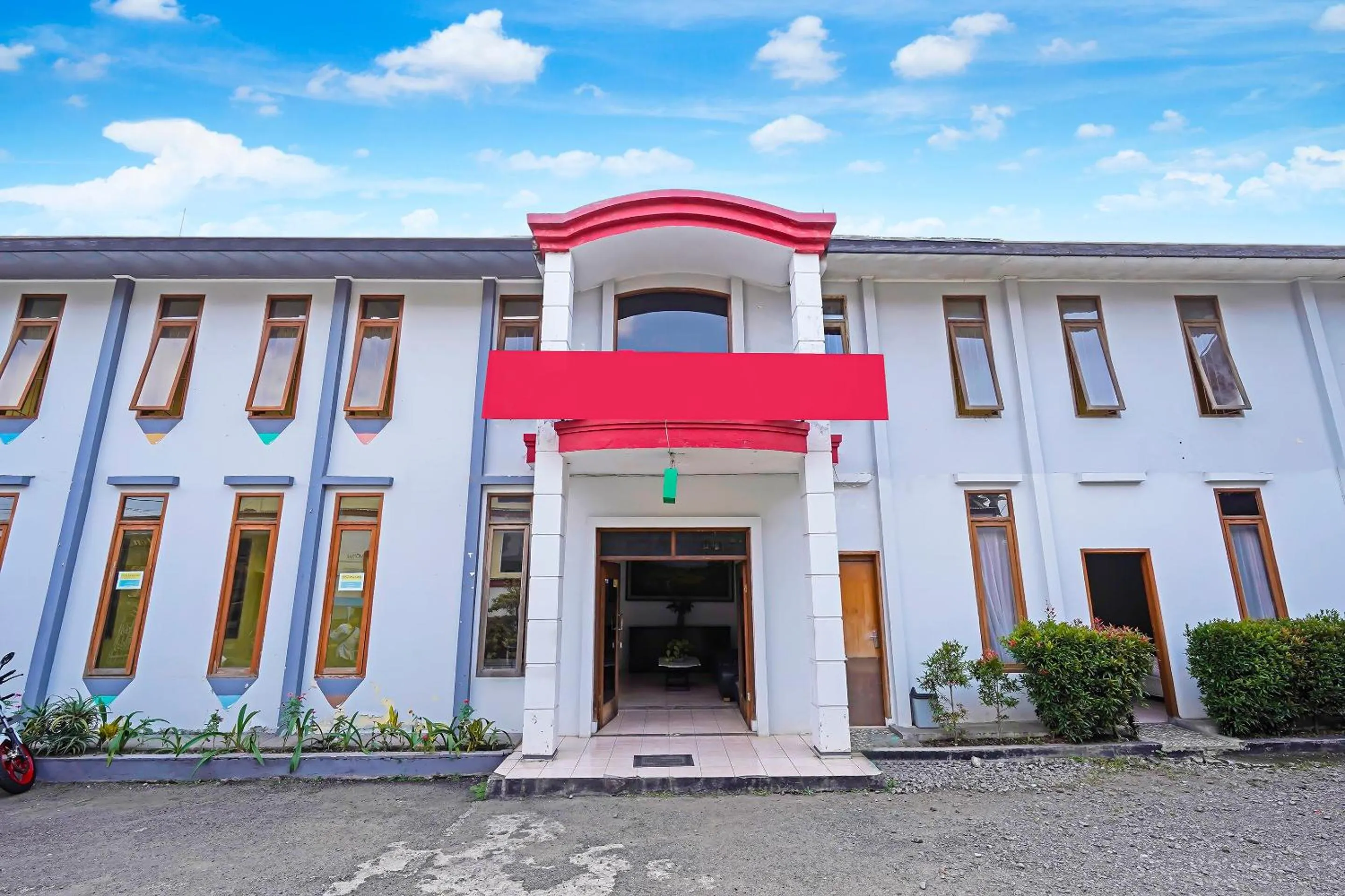 Facade/entrance in OYO Life 92835 Maya Adipuri