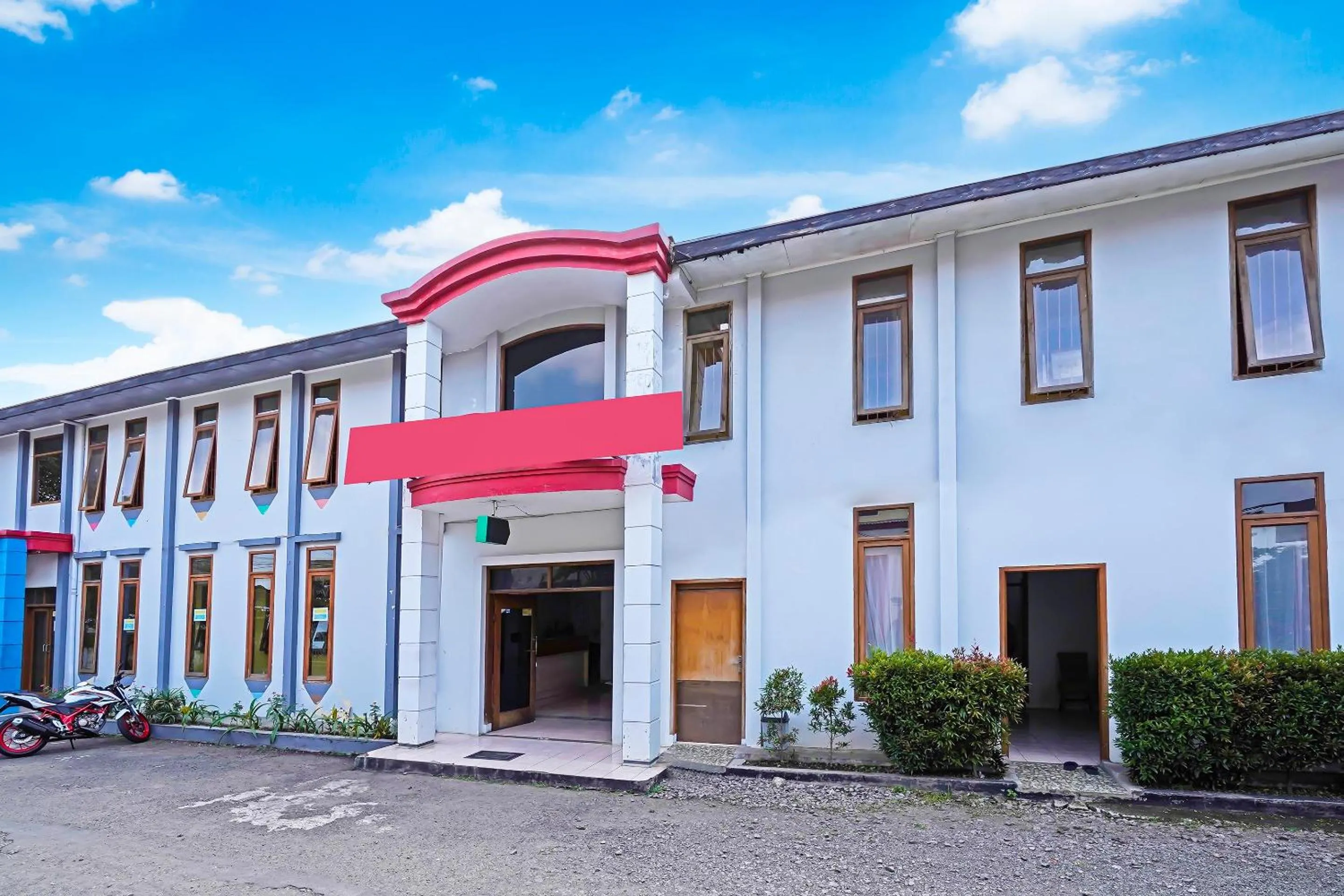 Facade/entrance in OYO Life 92835 Maya Adipuri