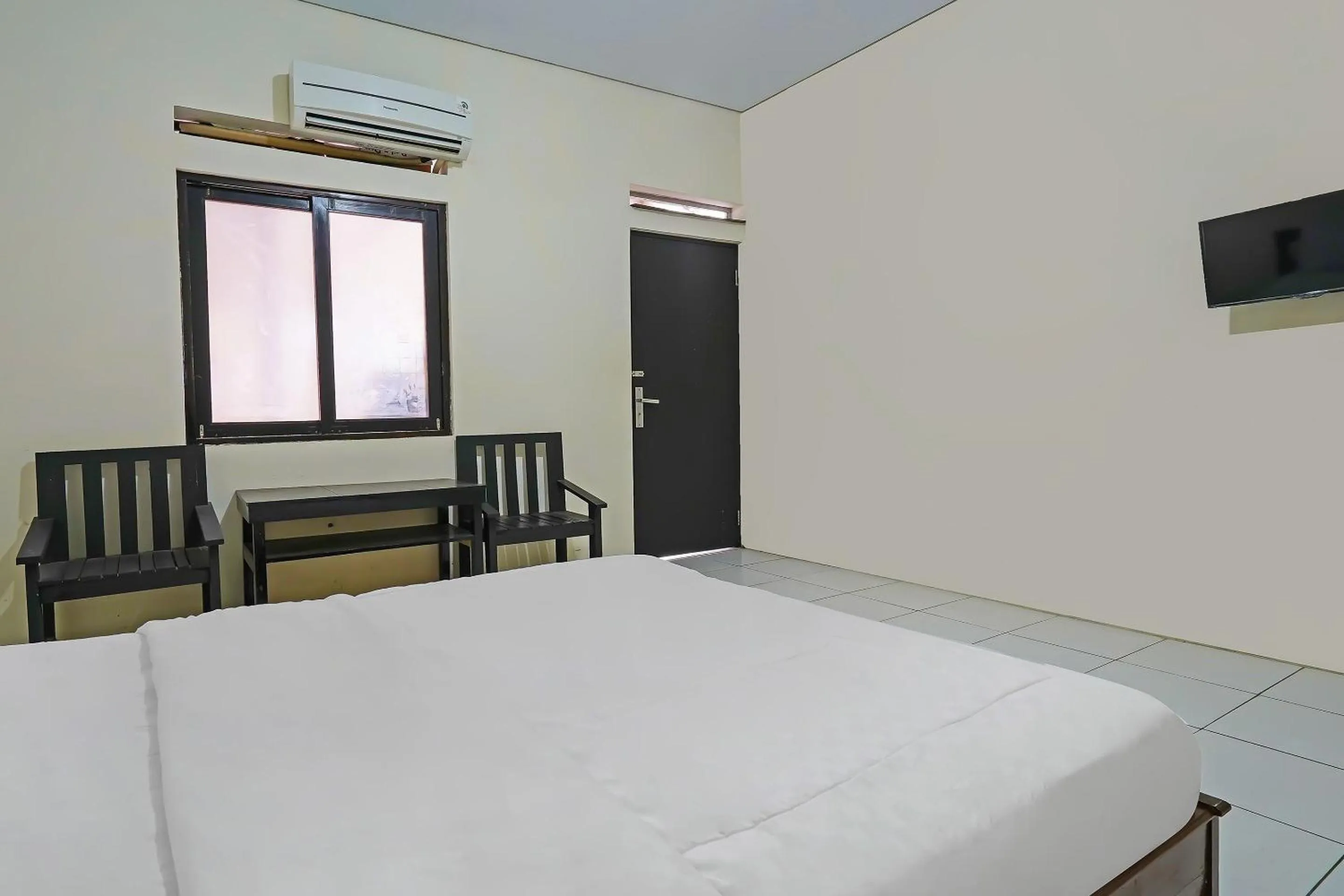 Bedroom, Bed in OYO Life 92641 Guest House Palinggihan Ii