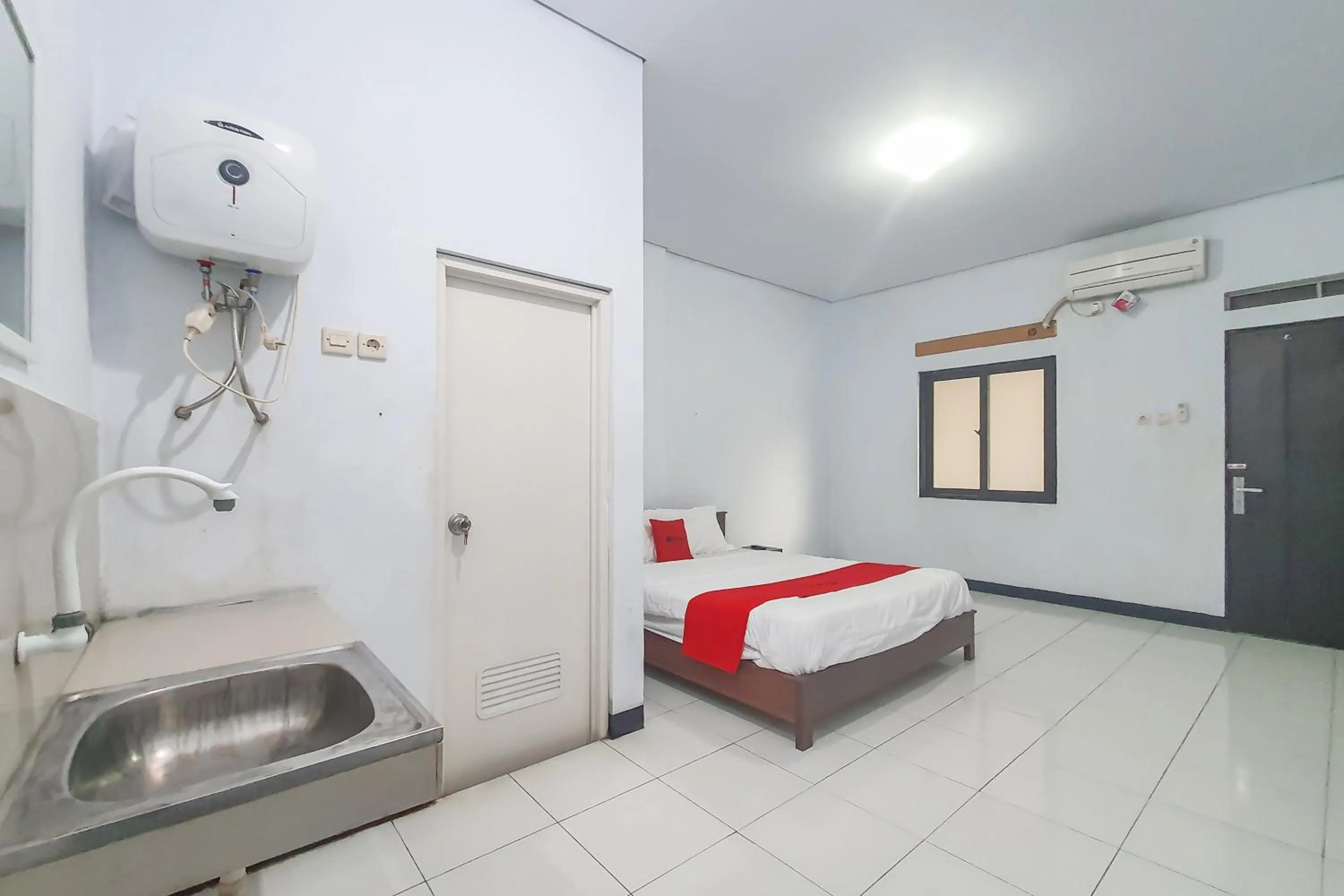 Bedroom, Bed in RedDoorz Syariah near Universitas Muhammadiyah Cirebon