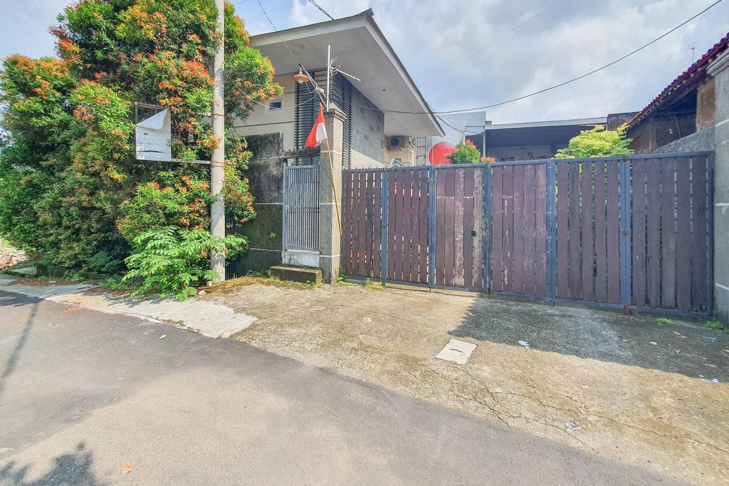 Facade/entrance in RedDoorz Syariah near Universitas Muhammadiyah Cirebon
