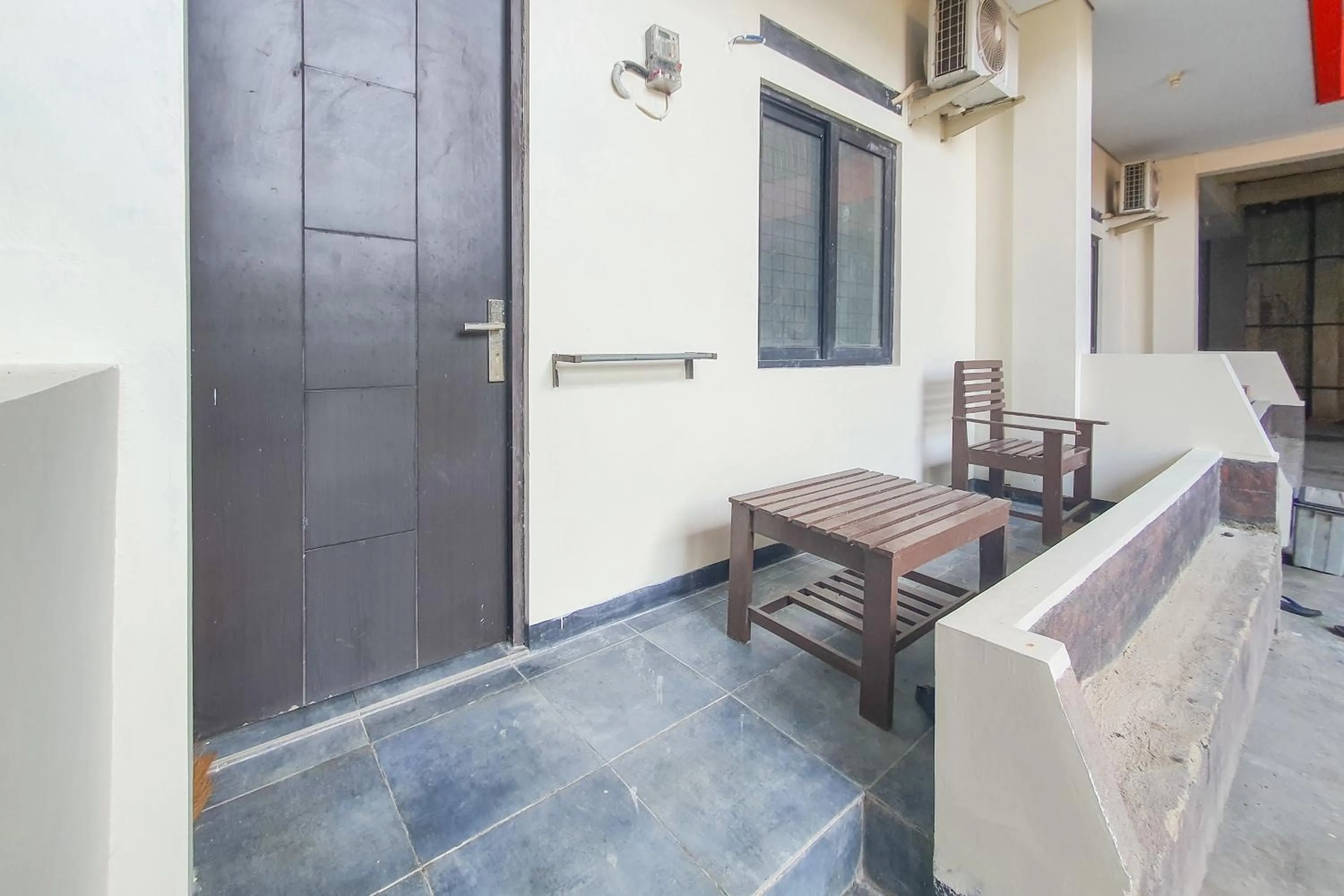 Seating area in RedDoorz Syariah near Universitas Muhammadiyah Cirebon