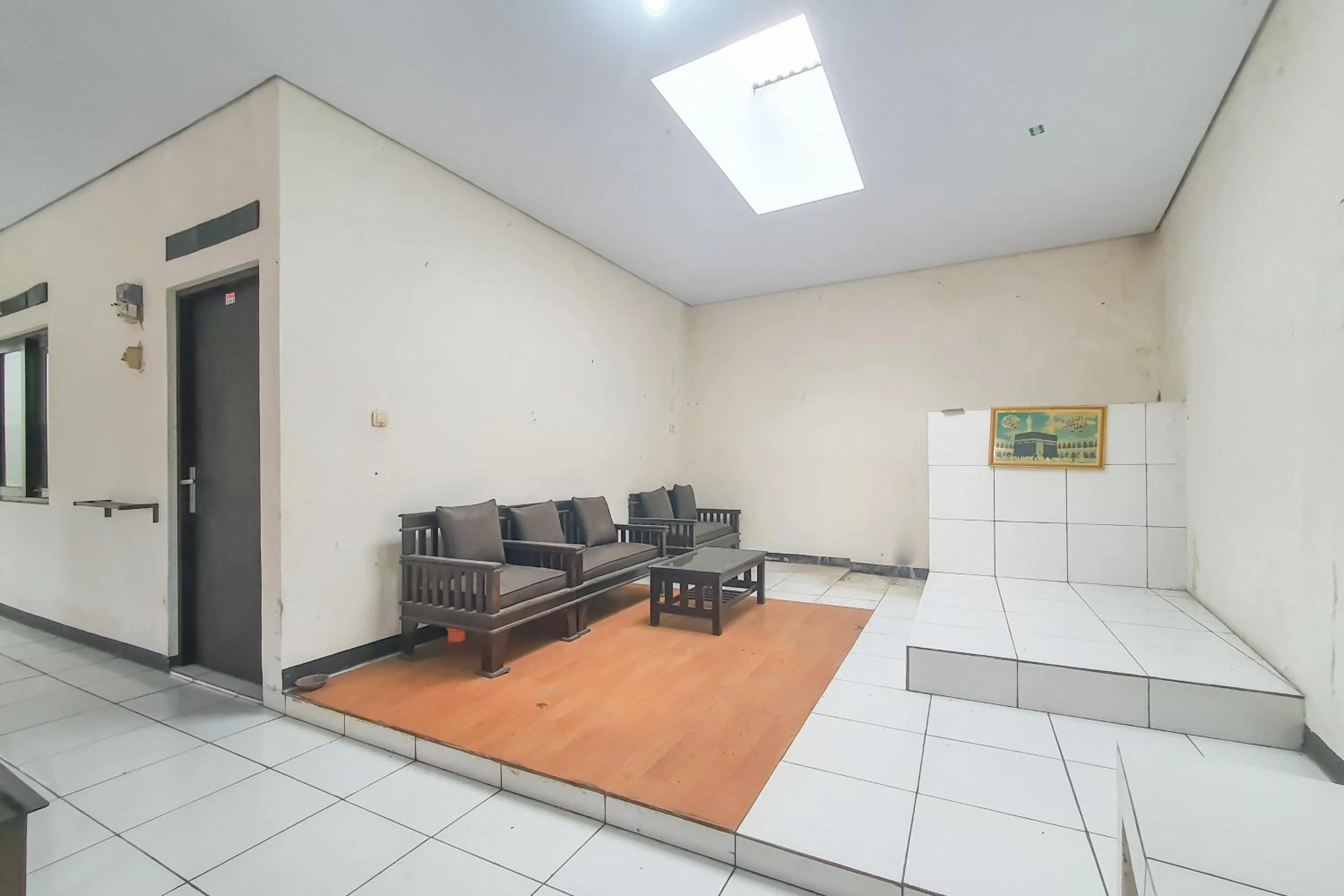 Seating area in RedDoorz Syariah near Universitas Muhammadiyah Cirebon