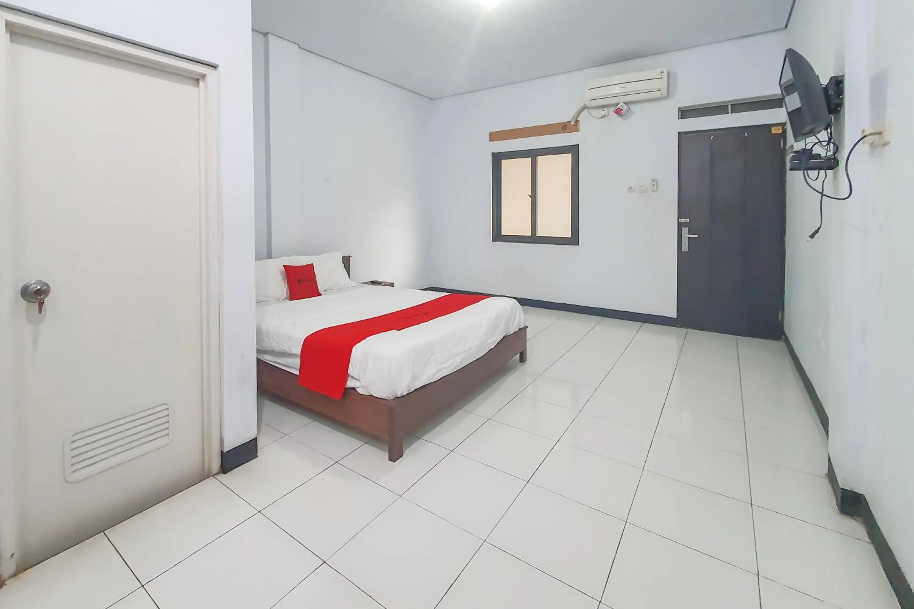 Bedroom, Bed in RedDoorz Syariah near Universitas Muhammadiyah Cirebon