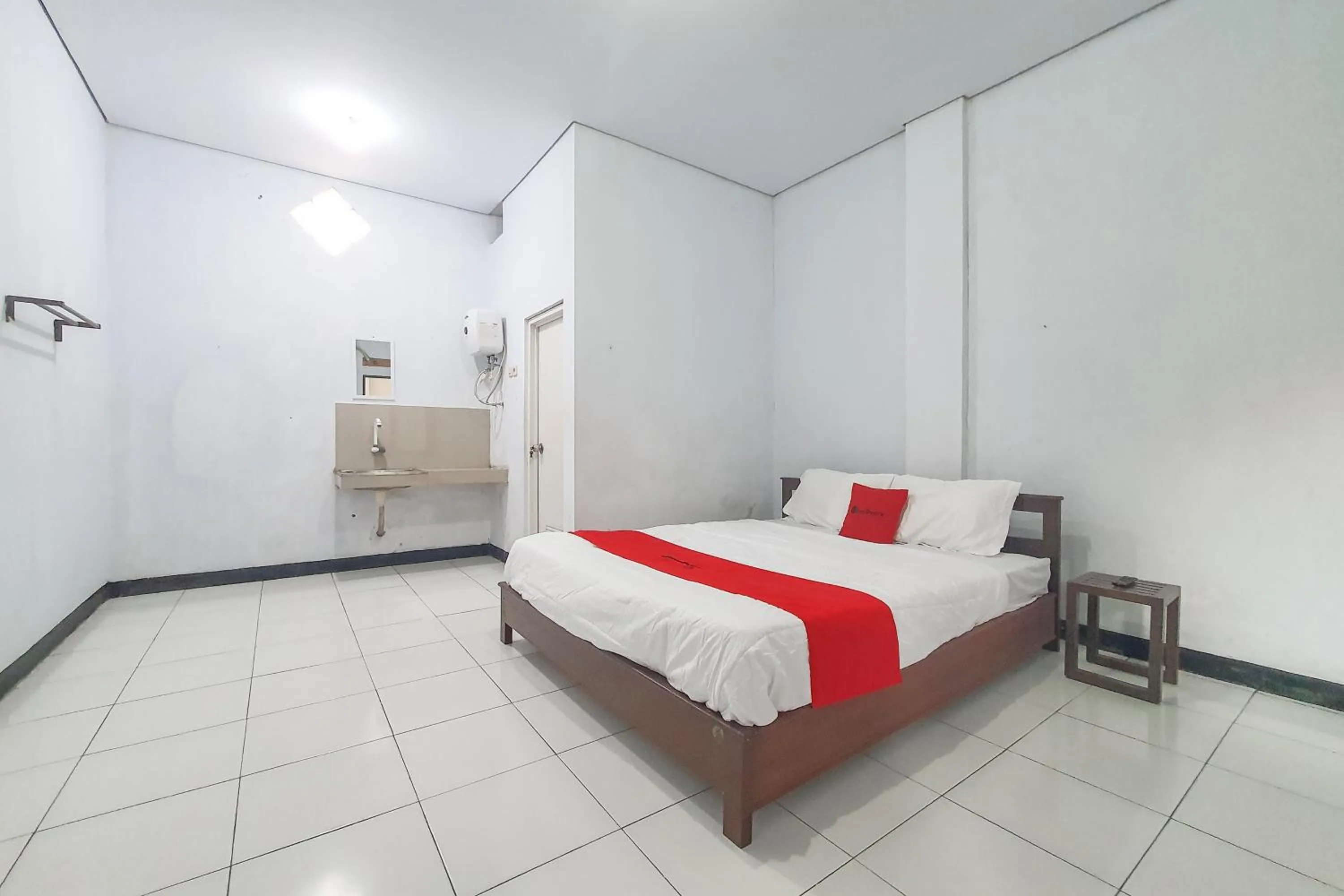 Bedroom, Bed in RedDoorz Syariah near Universitas Muhammadiyah Cirebon