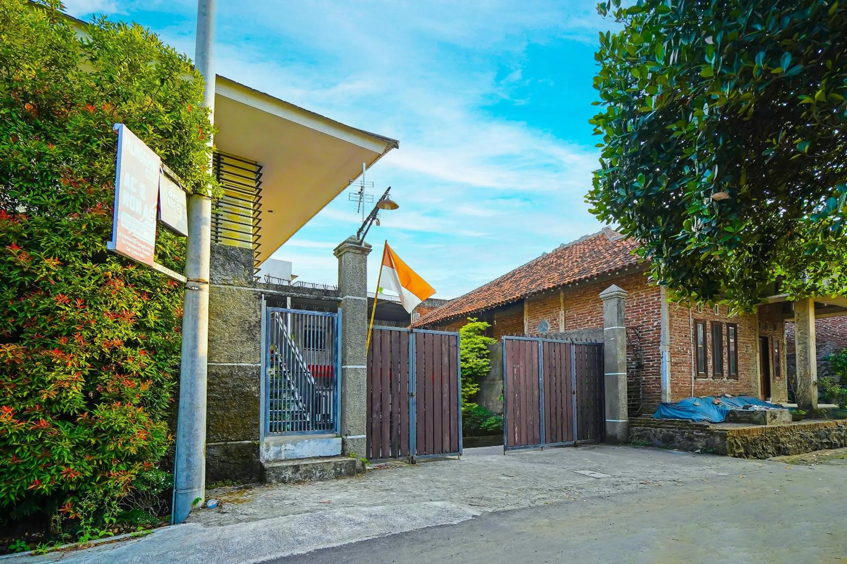 Facade/entrance in OYO Life 92641 Guest House Palinggihan Ii