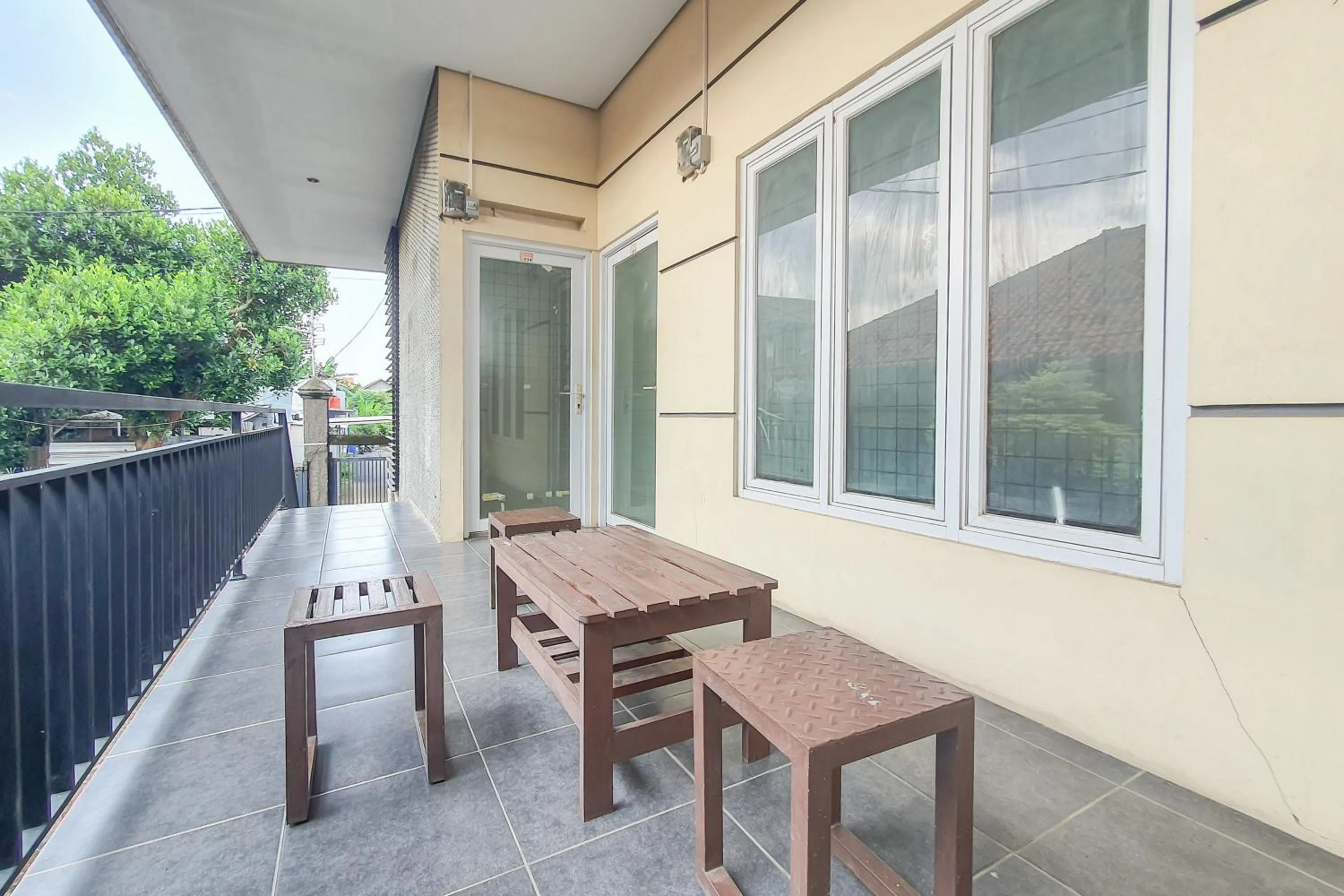 Seating area in RedDoorz Syariah near Universitas Muhammadiyah Cirebon