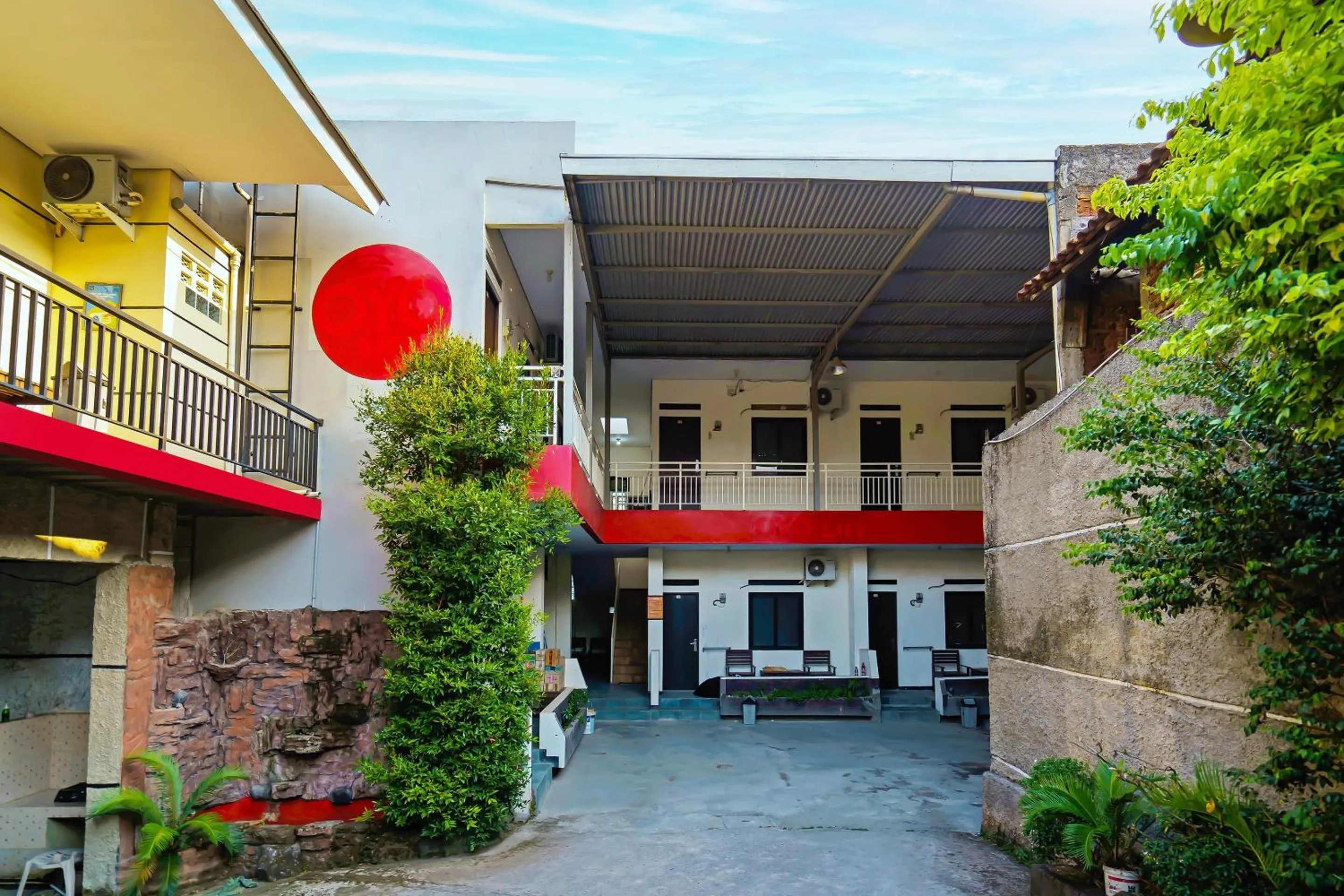 Facade/entrance in OYO Life 92641 Guest House Palinggihan Ii