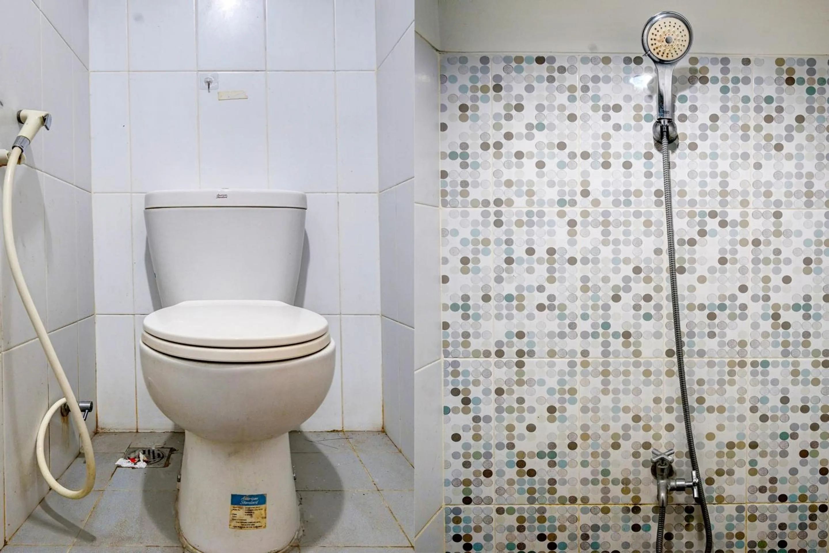 Bathroom in OYO Life 92898 Apartement Buah Batu Park By Yuliam