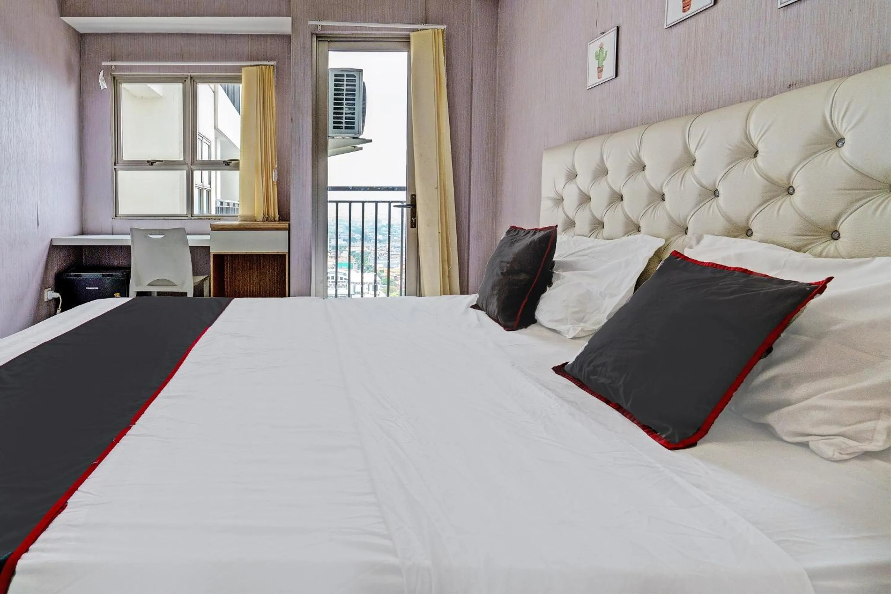 Bedroom, Bed in OYO Life 92548 M-square Apartment By Lins Pro