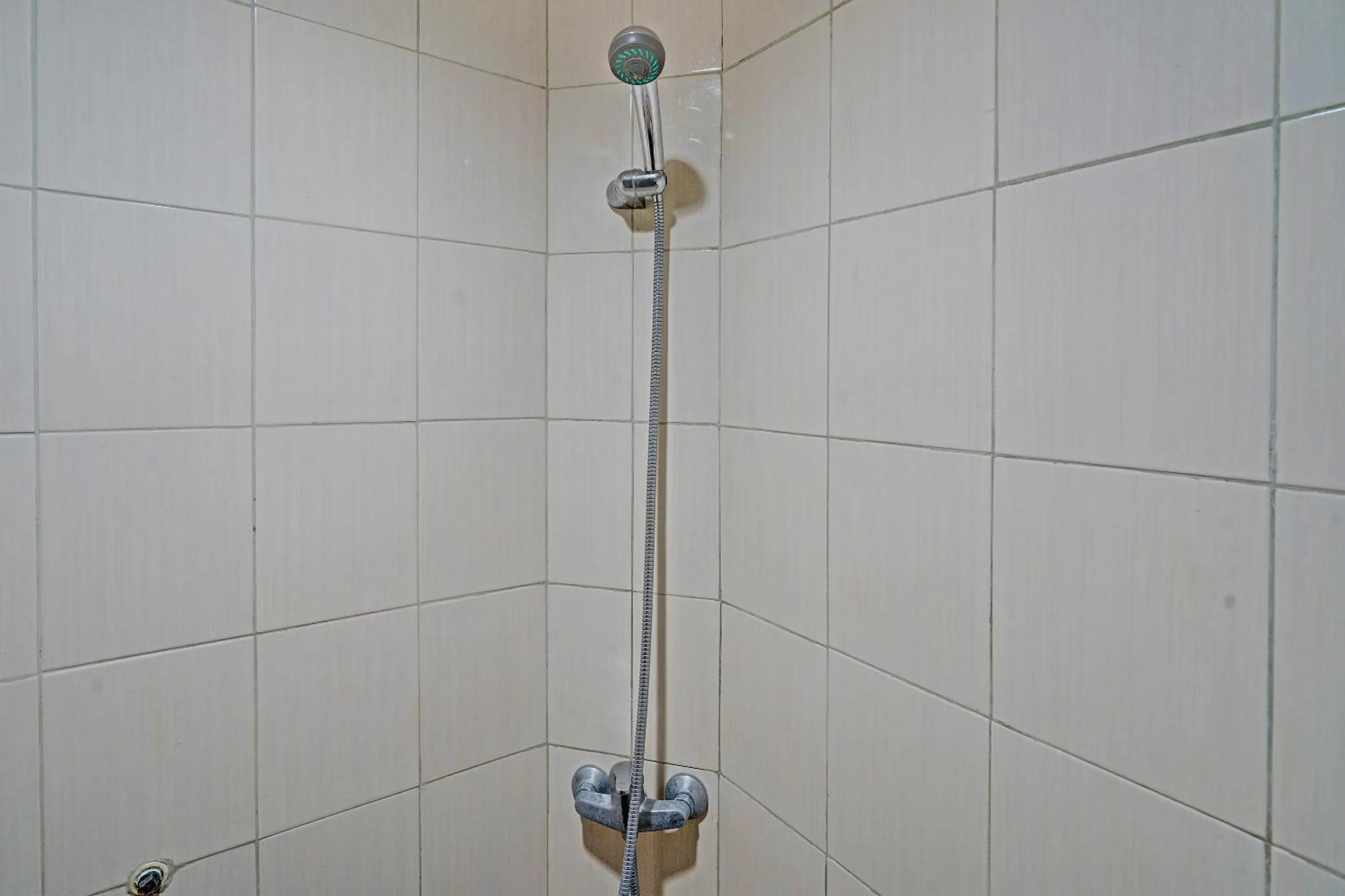 Bathroom in OYO Life 92548 M-square Apartment By Lins Pro