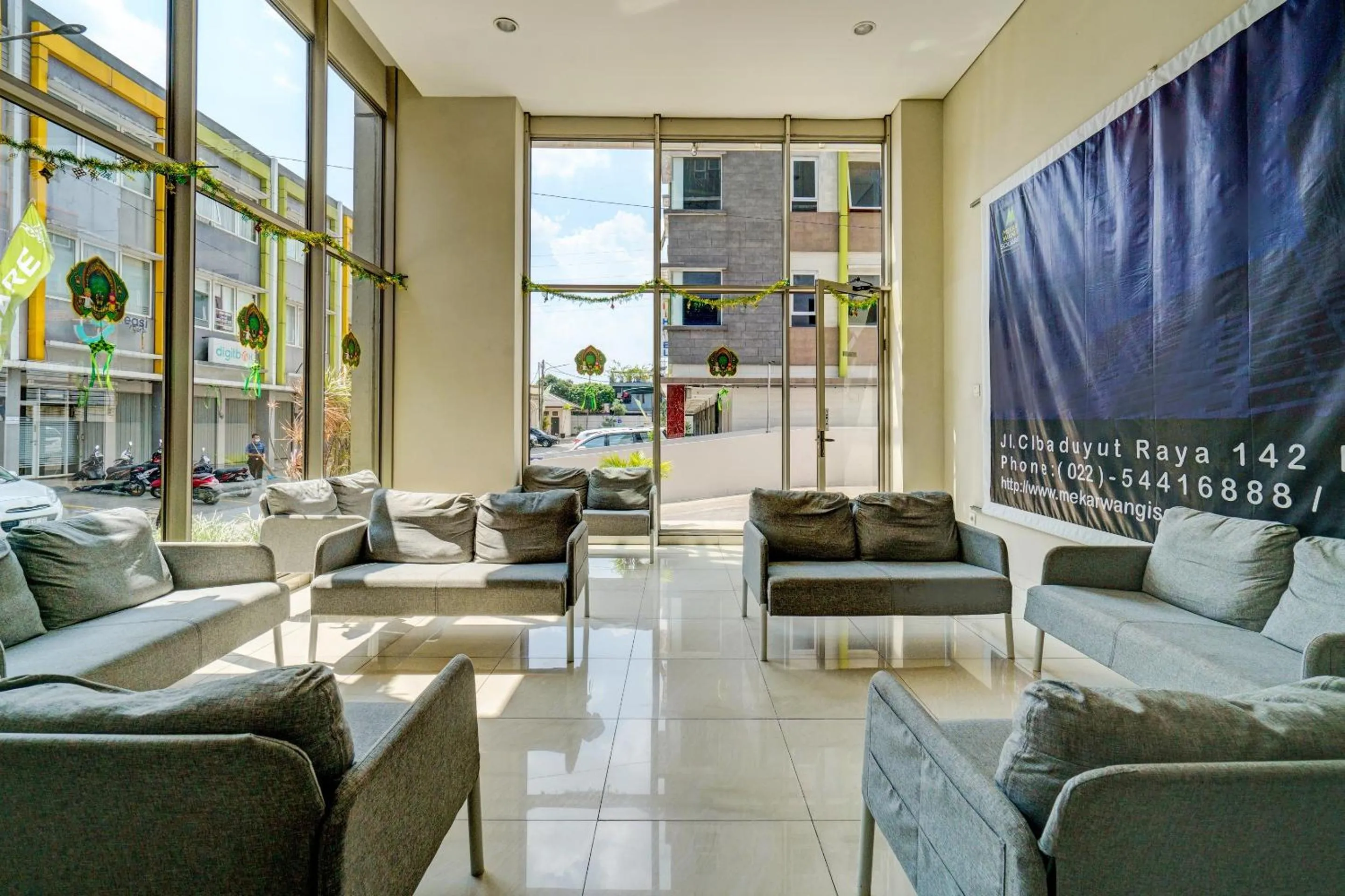 Lobby or reception in OYO Life 92548 M-square Apartment By Lins Pro