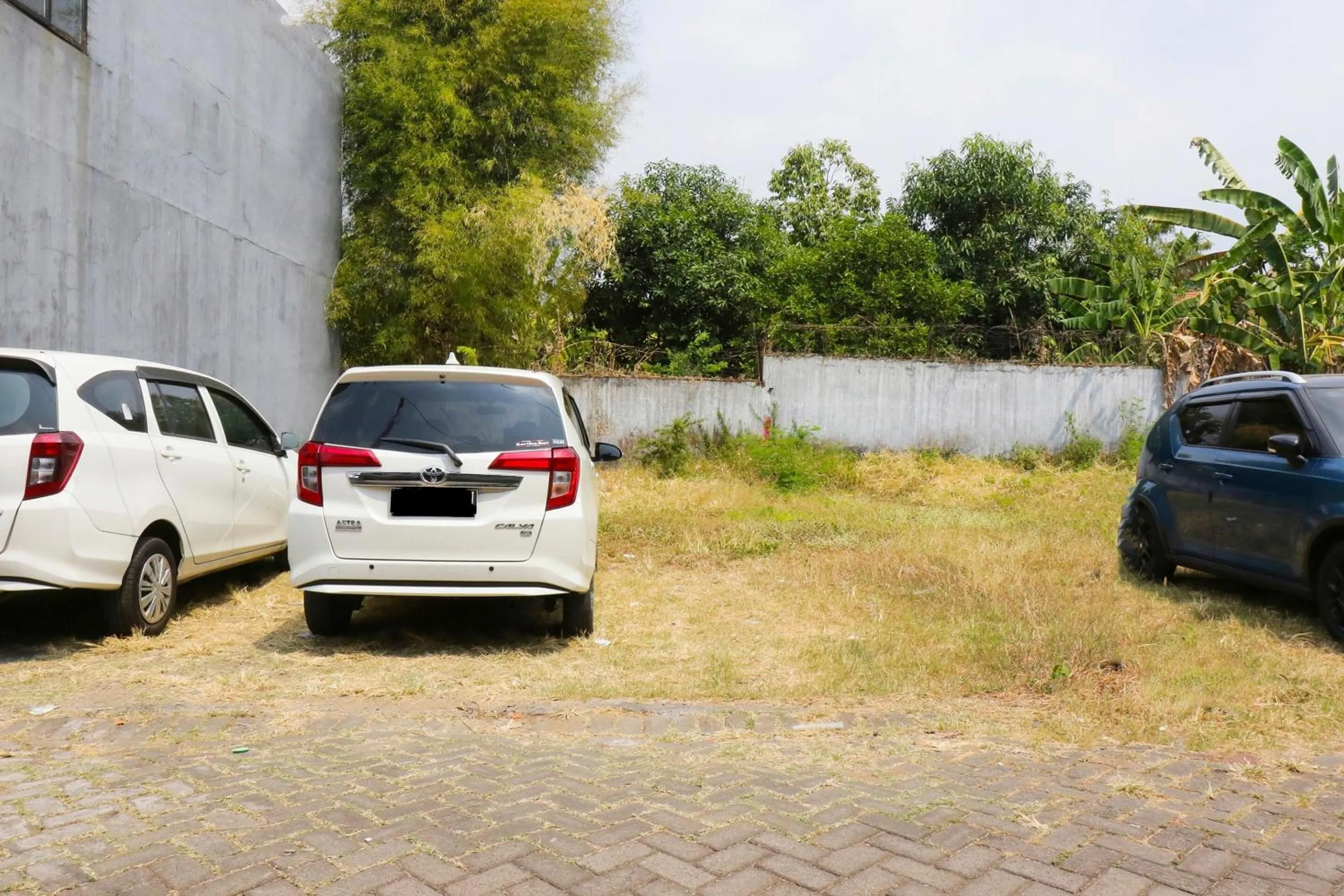 Facade/entrance in OYO Life 92922 Kost Bu Mala 1 Syariah