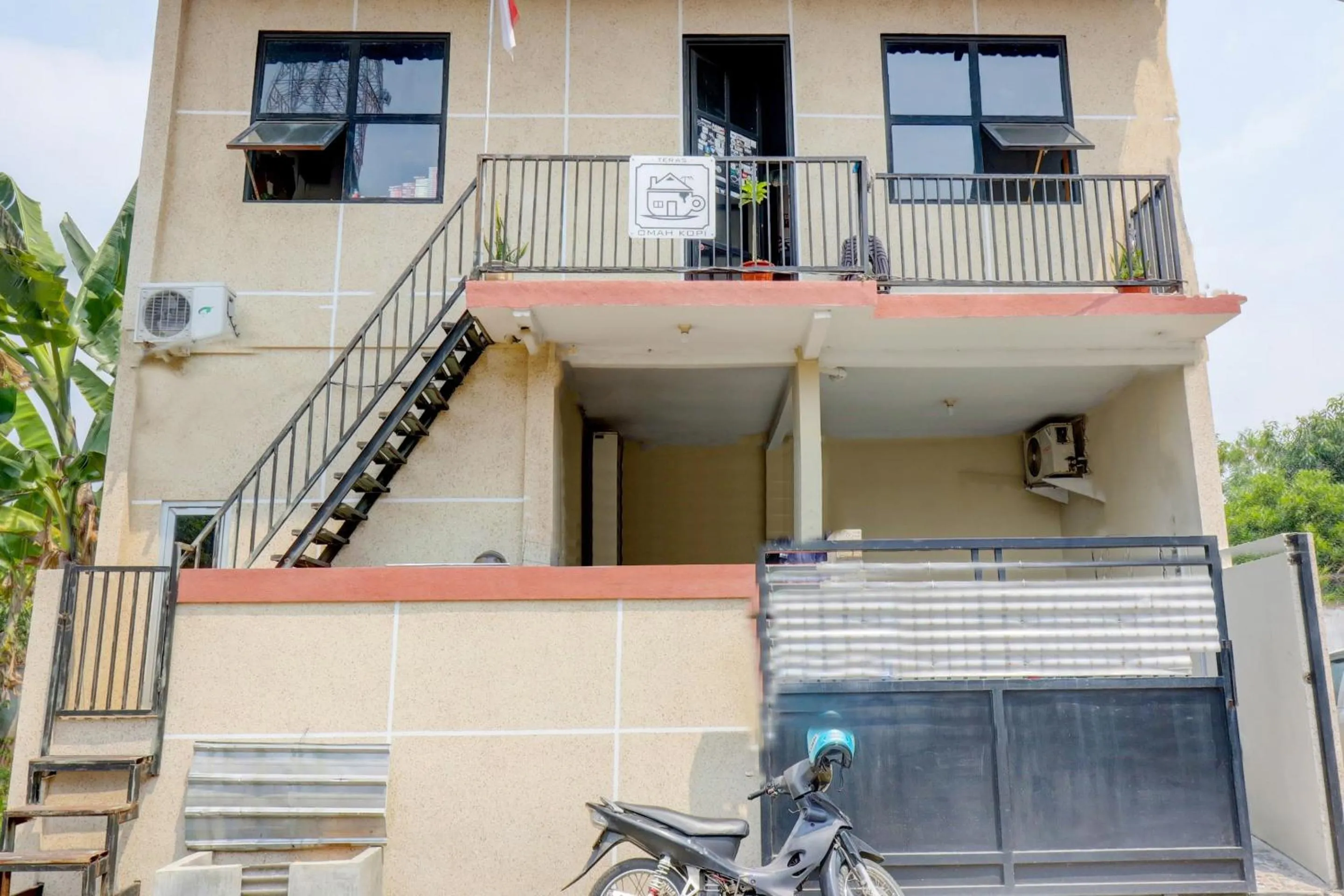 Facade/entrance in OYO Life 92922 Kost Bu Mala 1 Syariah