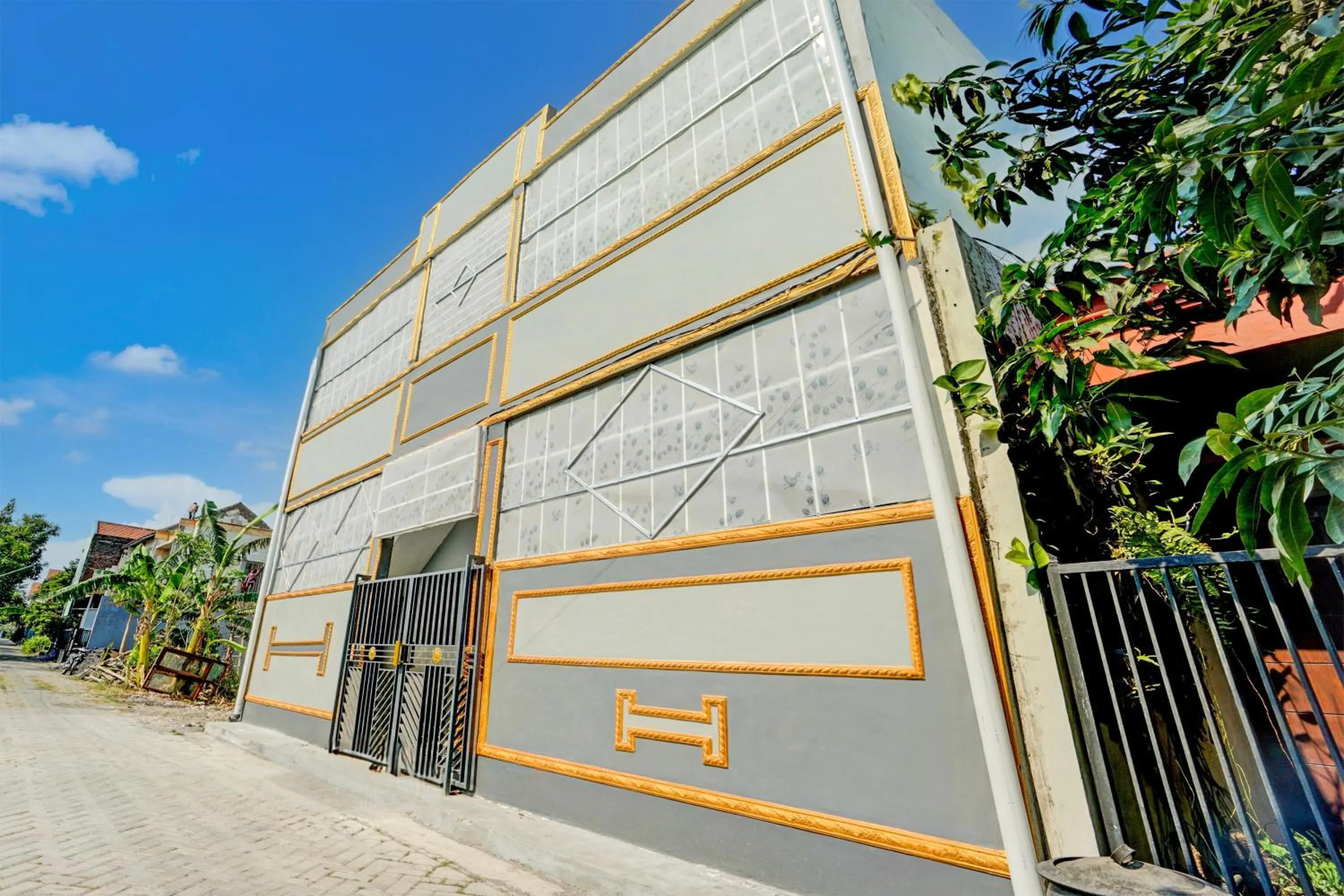 Facade/entrance in SPOT ON 93014 Griya Nautika Sukodono