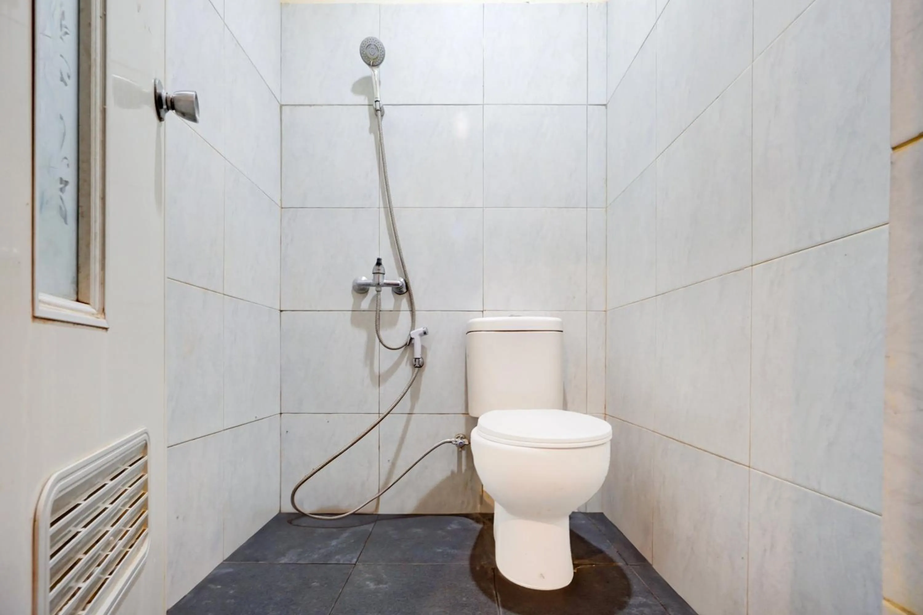 Bathroom in SPOT ON 93014 Griya Nautika Sukodono