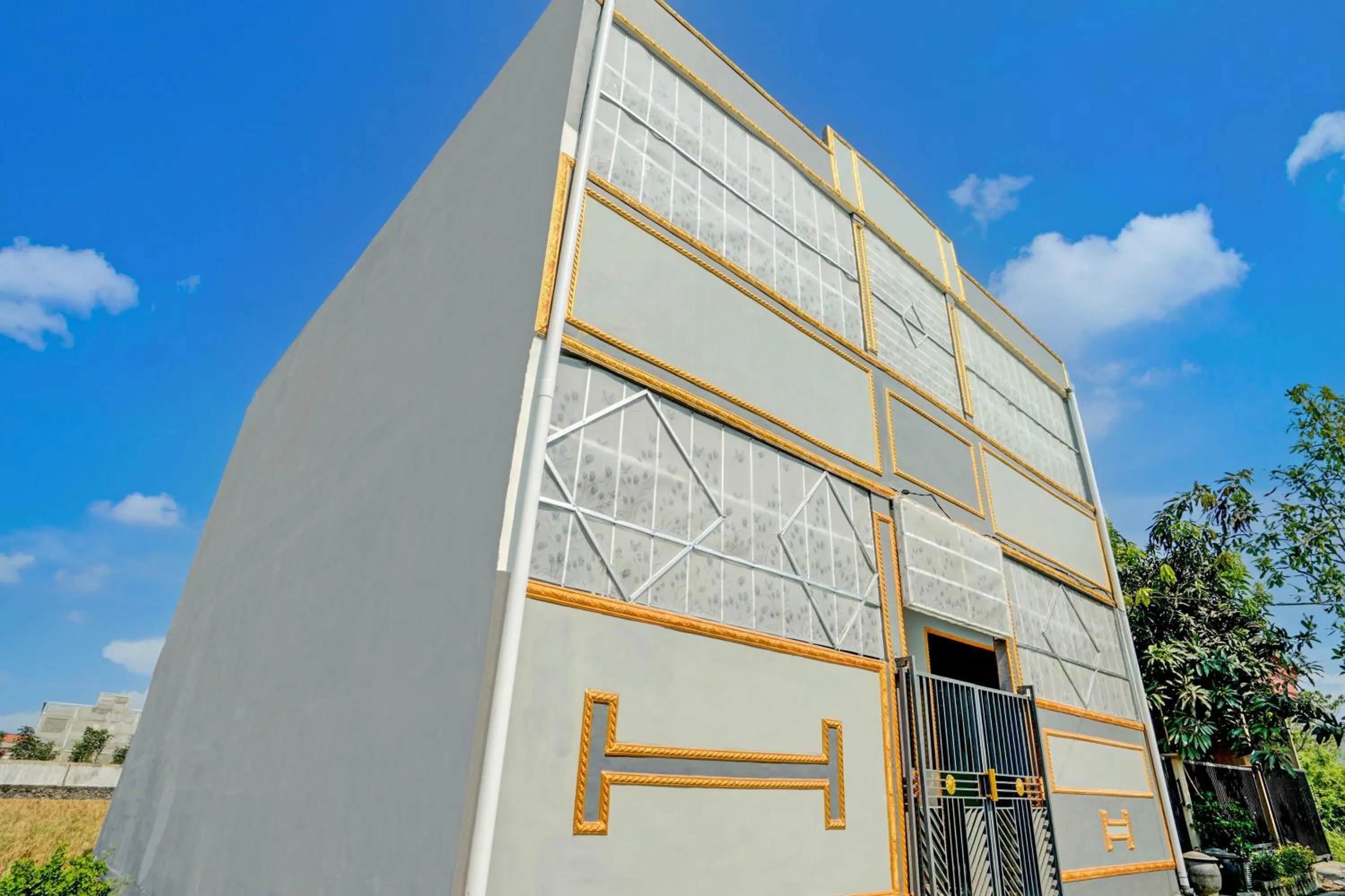 Facade/entrance in SPOT ON 93014 Griya Nautika Sukodono