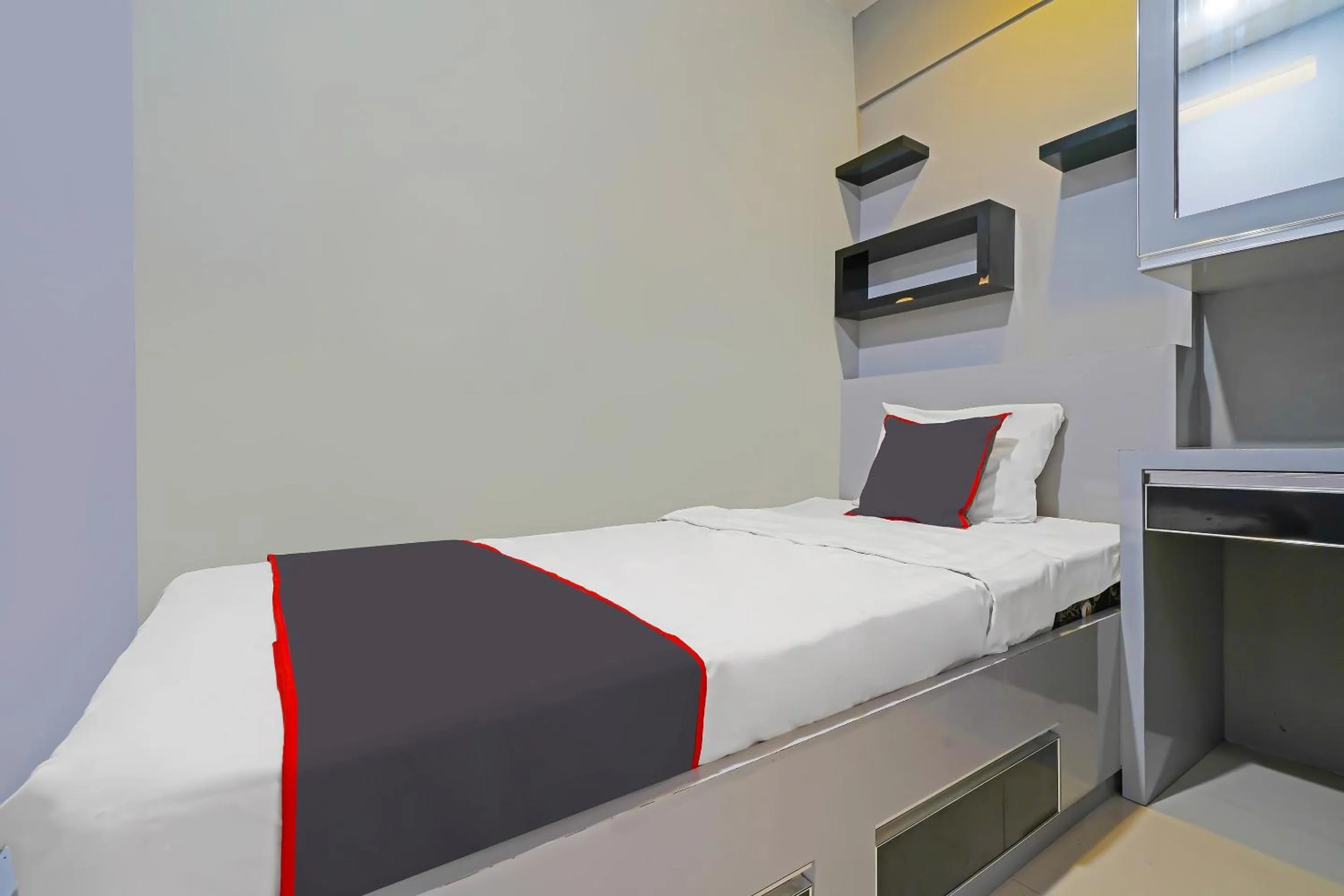 Bedroom, Bed in OYO Life 92649 Jarrdin Apartment By Glory