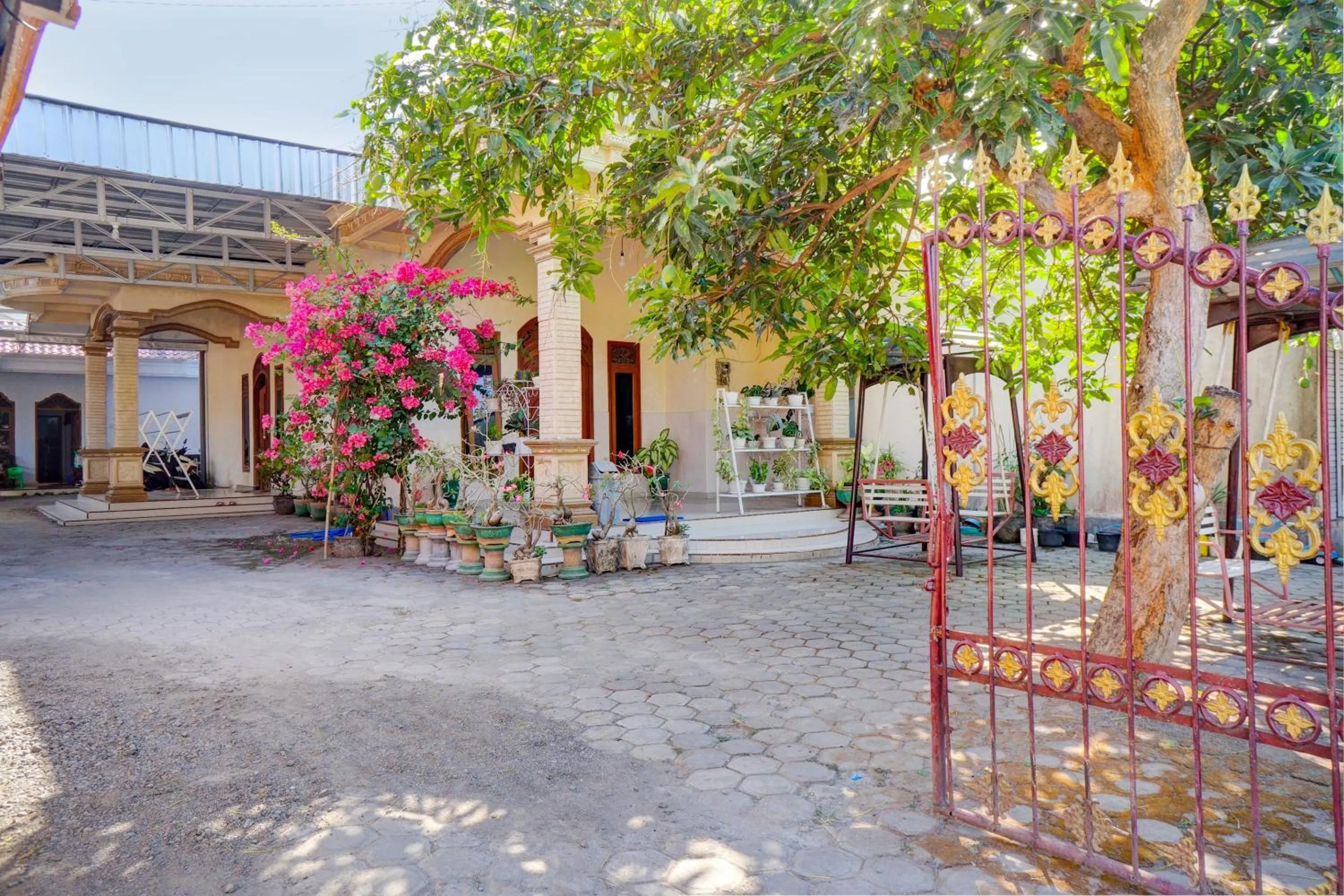 Facade/entrance in OYO Life 92918 Rumah Kost Arrahma Syariah
