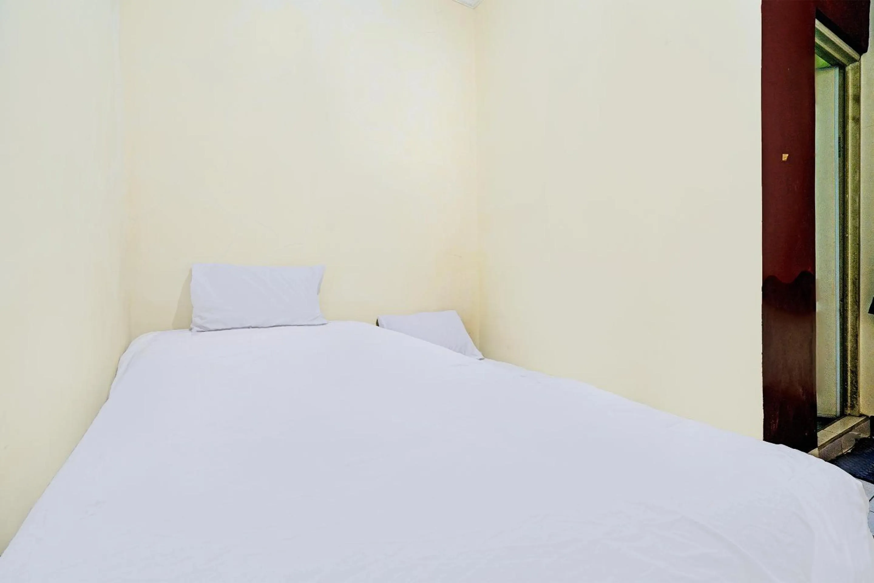 Bedroom, Bed in OYO Life 92546 Kost Merah Bojongsoang Syariah