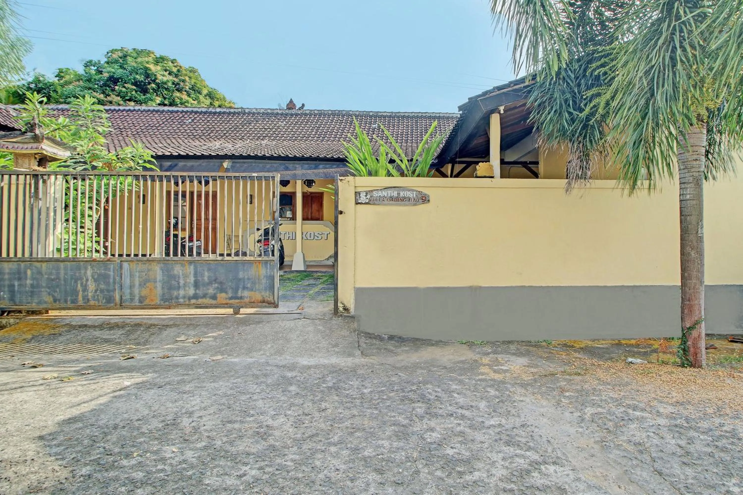 Facade/entrance in OYO Life 92954 Shanti Kost