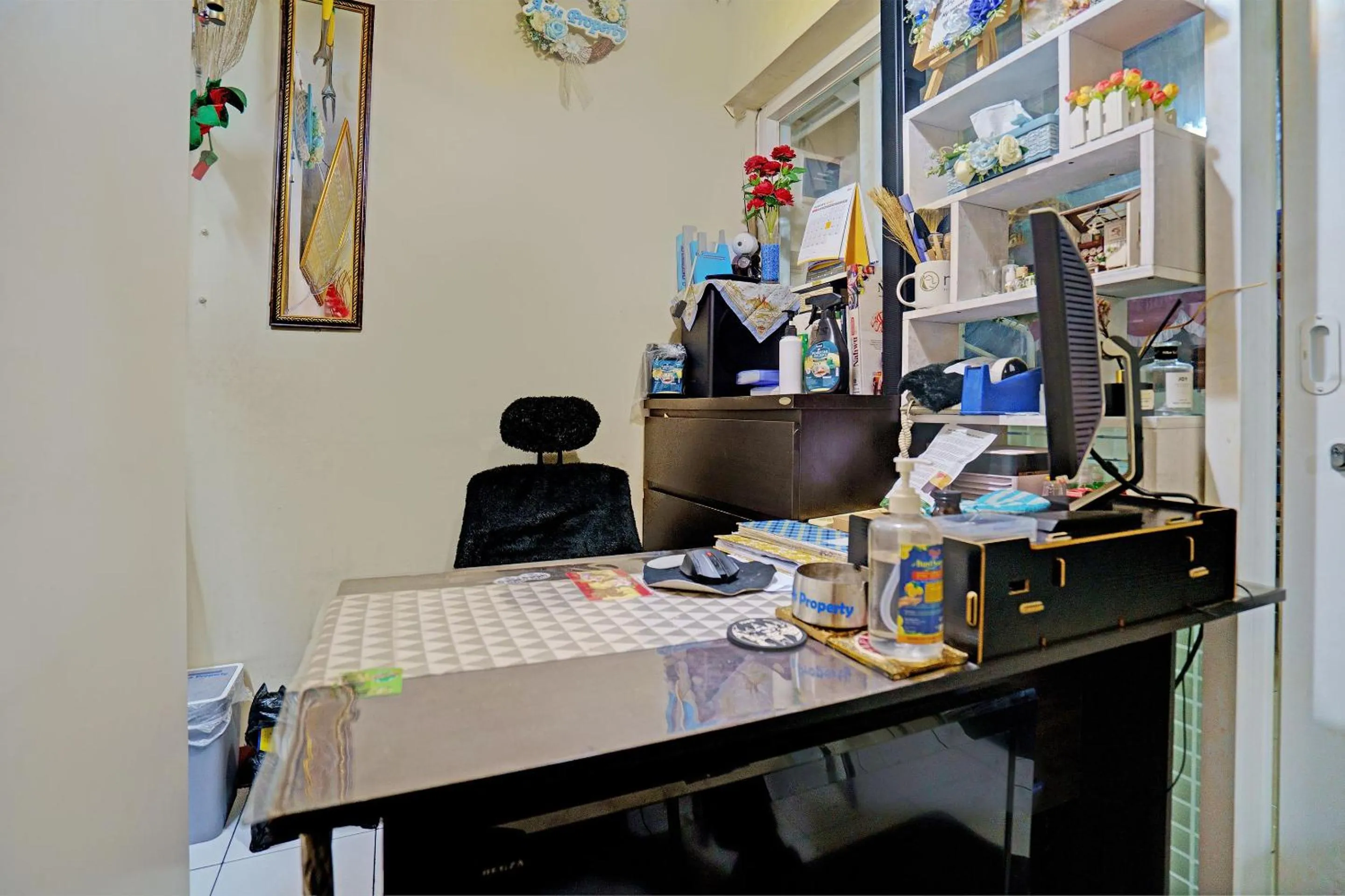 Lobby or reception in OYO Life 92978 Apartement Gateway Cicadas By Az Pro