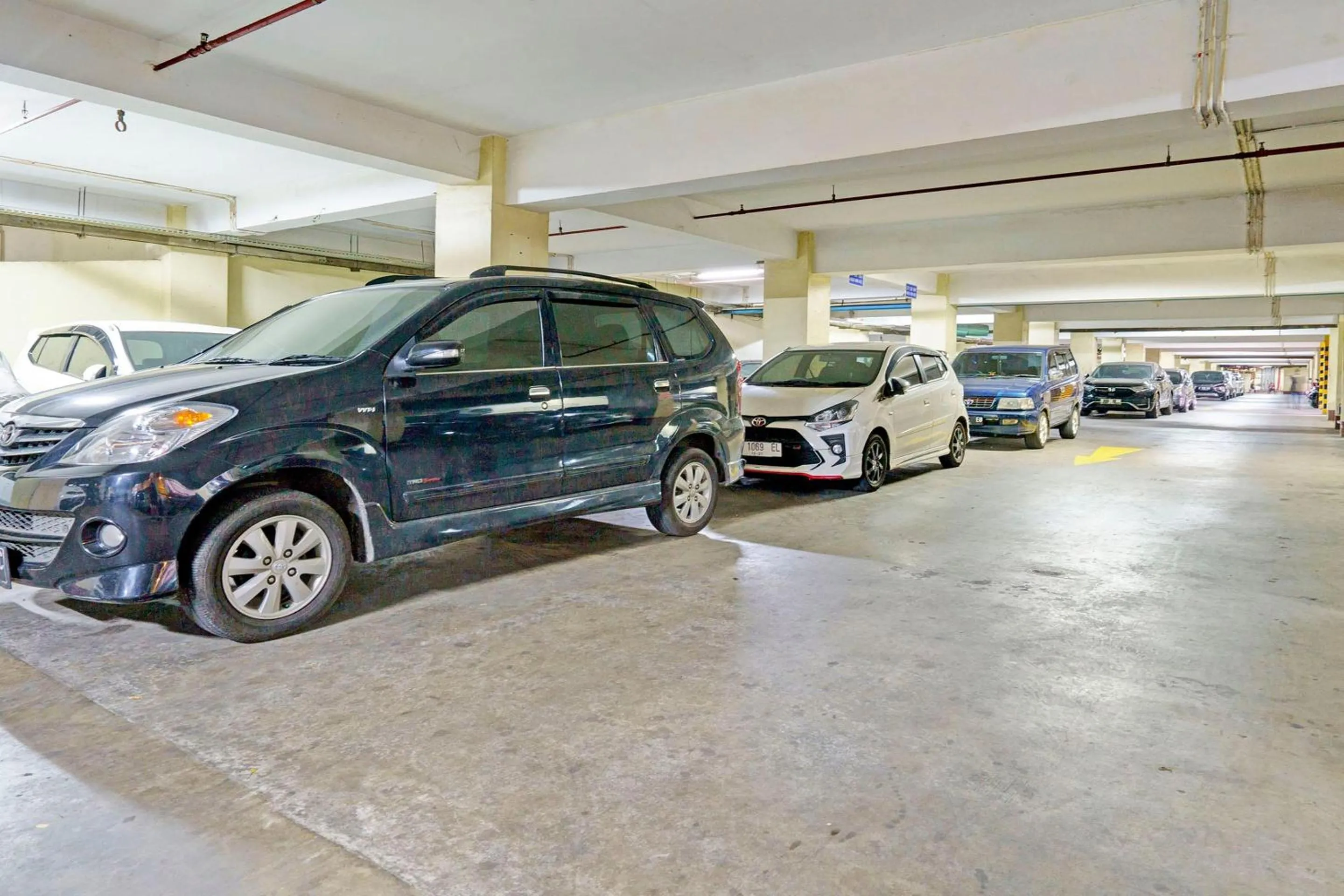 Facade/entrance in OYO Life 92978 Apartement Gateway Cicadas By Az Pro