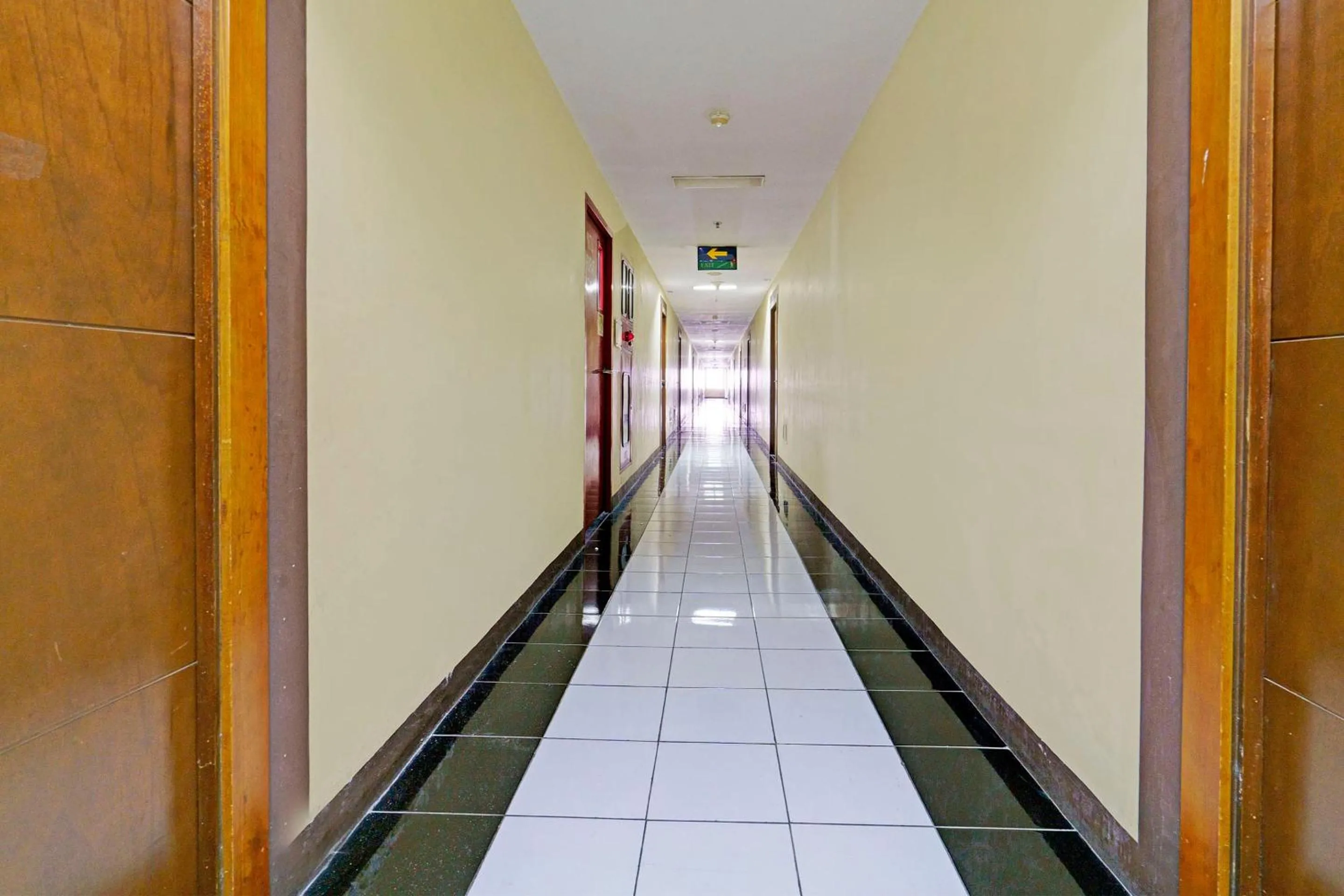 Lobby or reception in OYO Life 92978 Apartement Gateway Cicadas By Az Pro