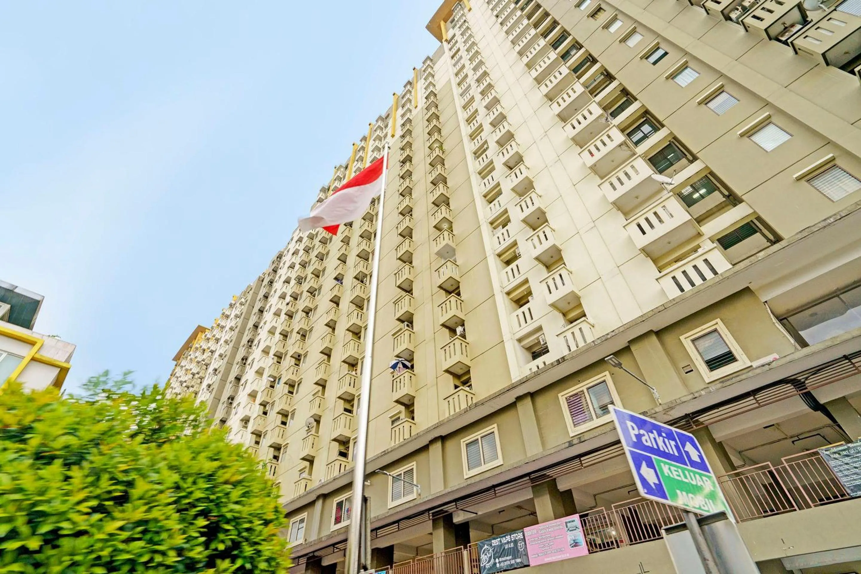 Facade/entrance in OYO Life 92978 Apartement Gateway Cicadas By Az Pro