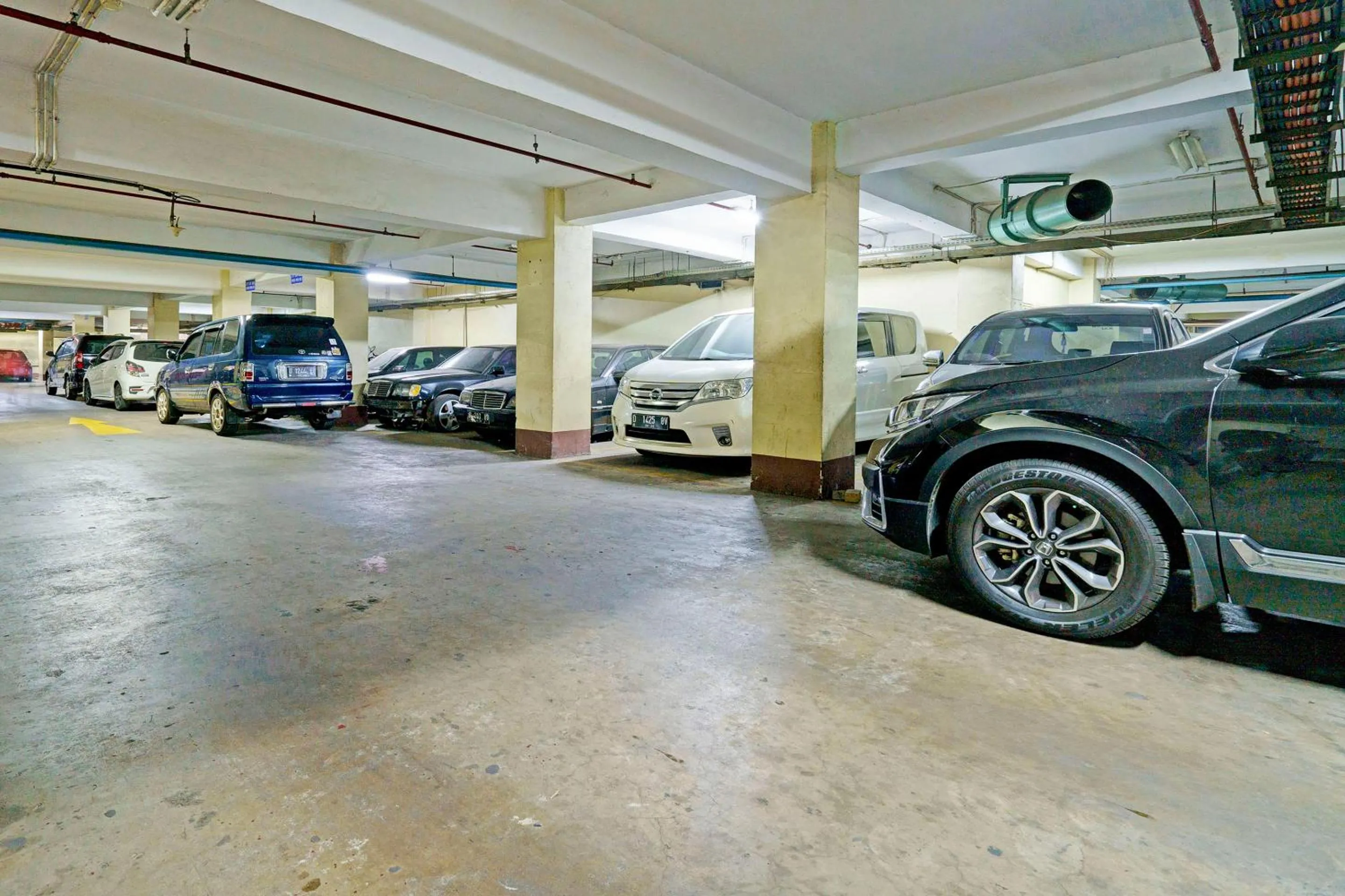 Facade/entrance in OYO Life 92978 Apartement Gateway Cicadas By Az Pro