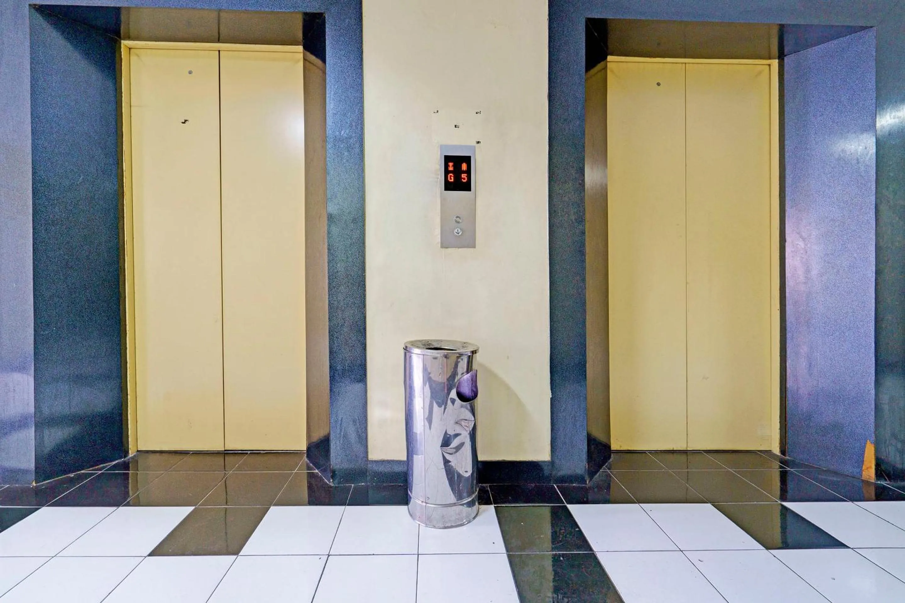 Lobby or reception in OYO Life 92978 Apartement Gateway Cicadas By Az Pro