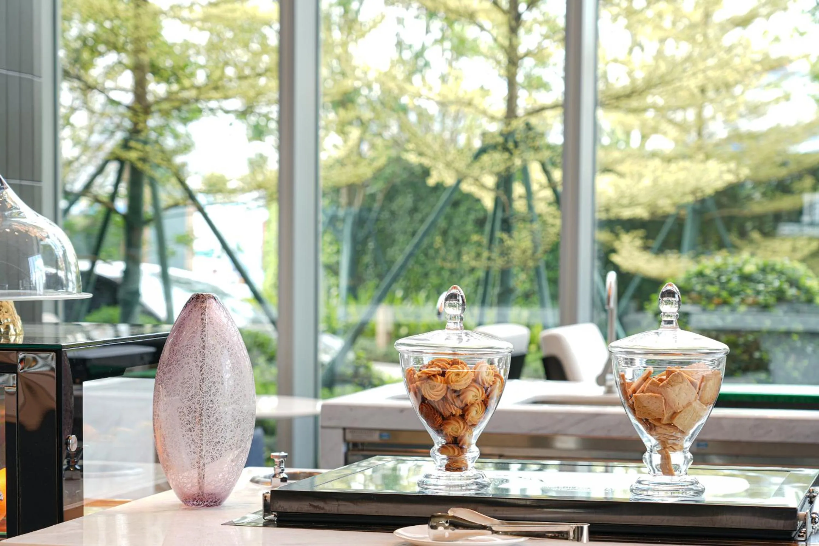 Lounge or bar in Crowne Plaza Jiangmen Binjiang by IHG