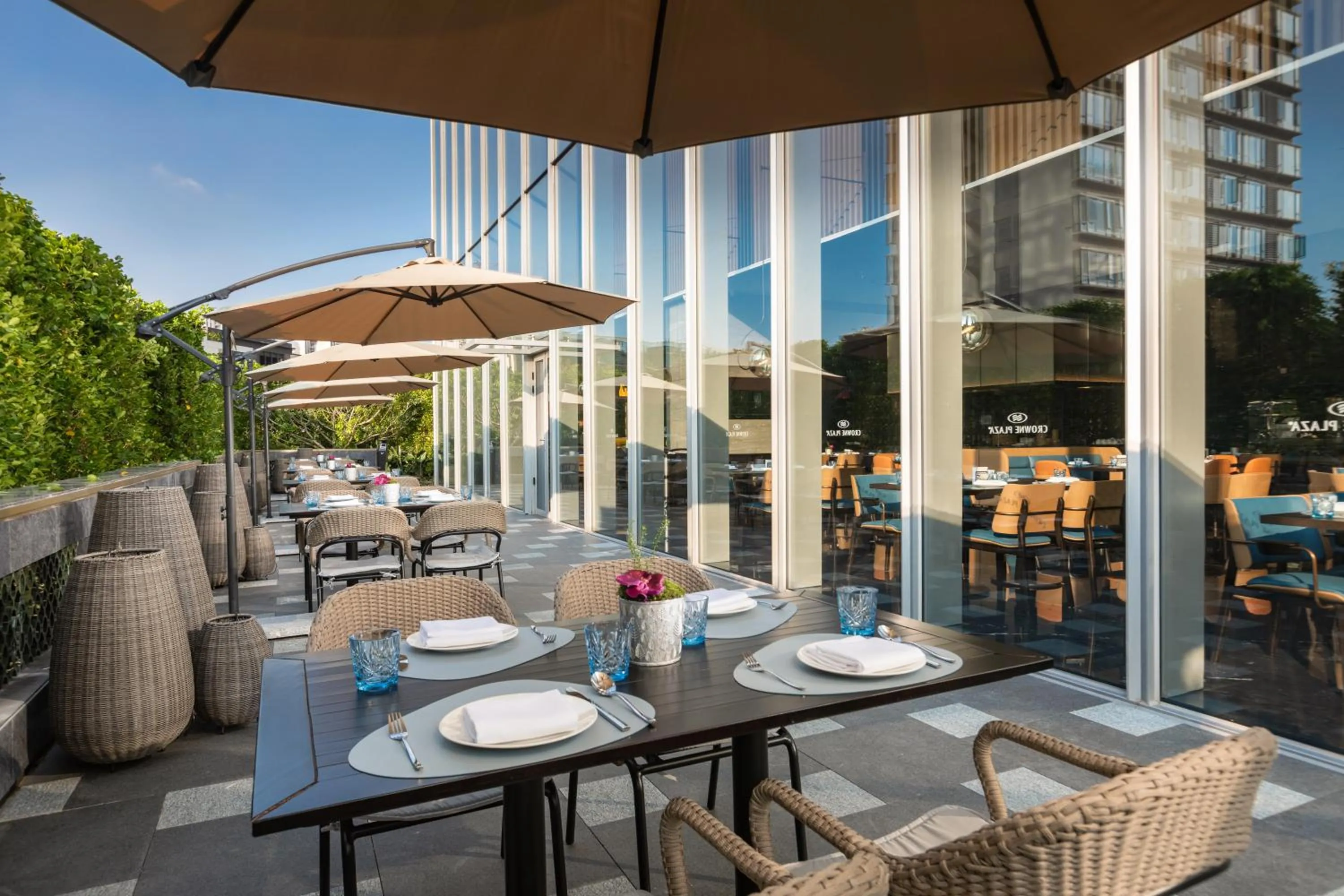 Restaurant/places to eat in Crowne Plaza Jiangmen Binjiang by IHG