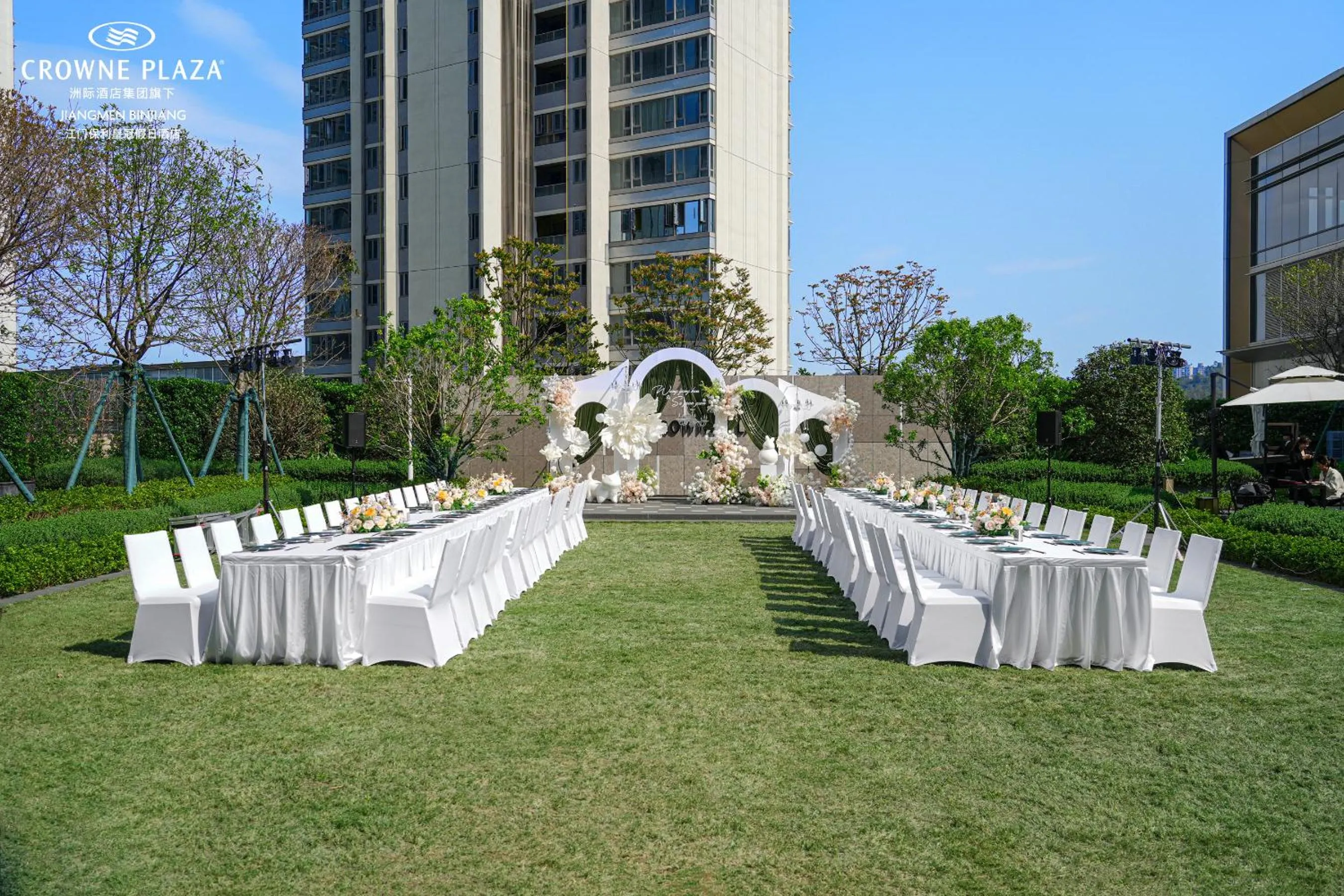 Garden in Crowne Plaza Jiangmen Binjiang by IHG