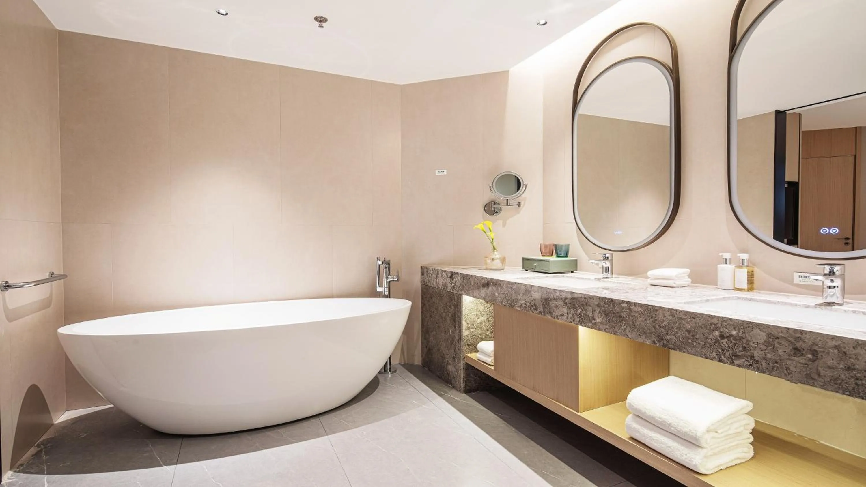 Toilet in Holiday Inn Tongxiang