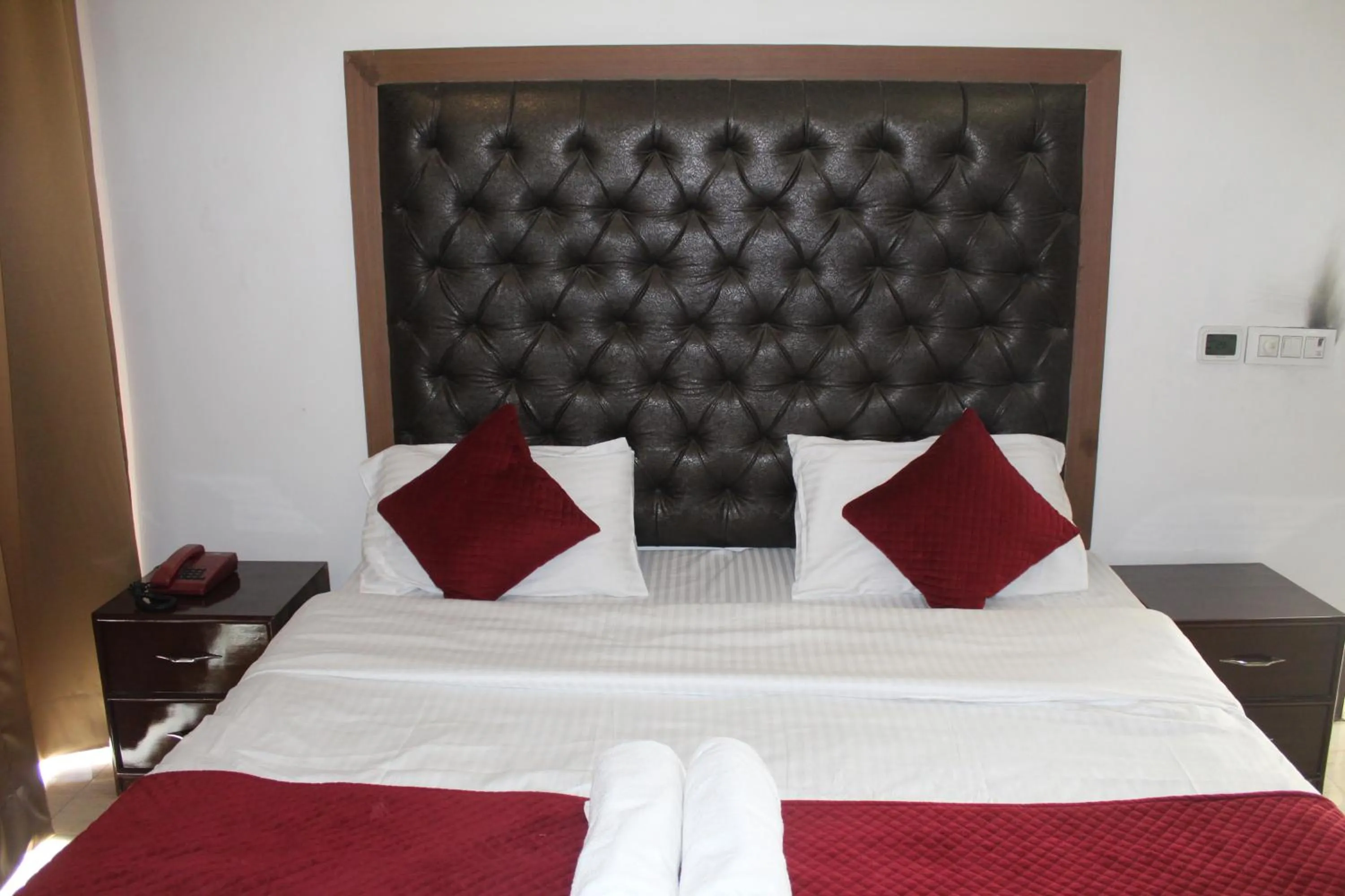 Bed in Khanna Residency
