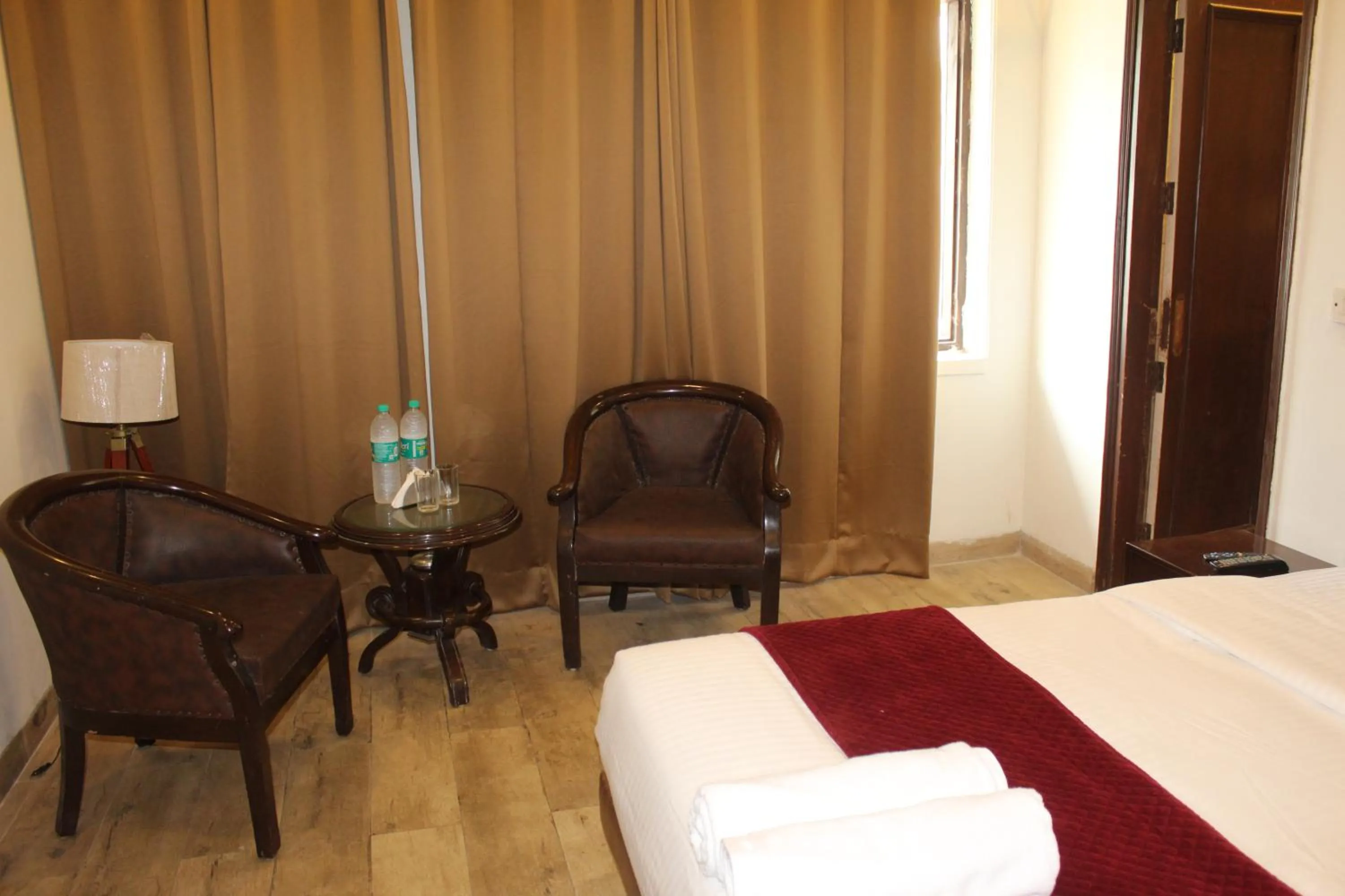 Living room, Bed in Khanna Residency
